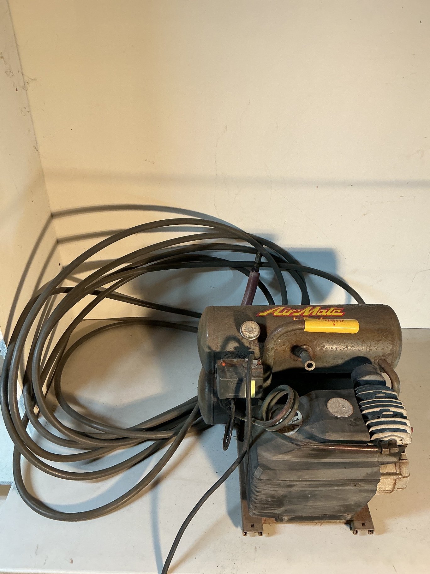 Emglo AirMate portable air compressor - image 2 of 4
