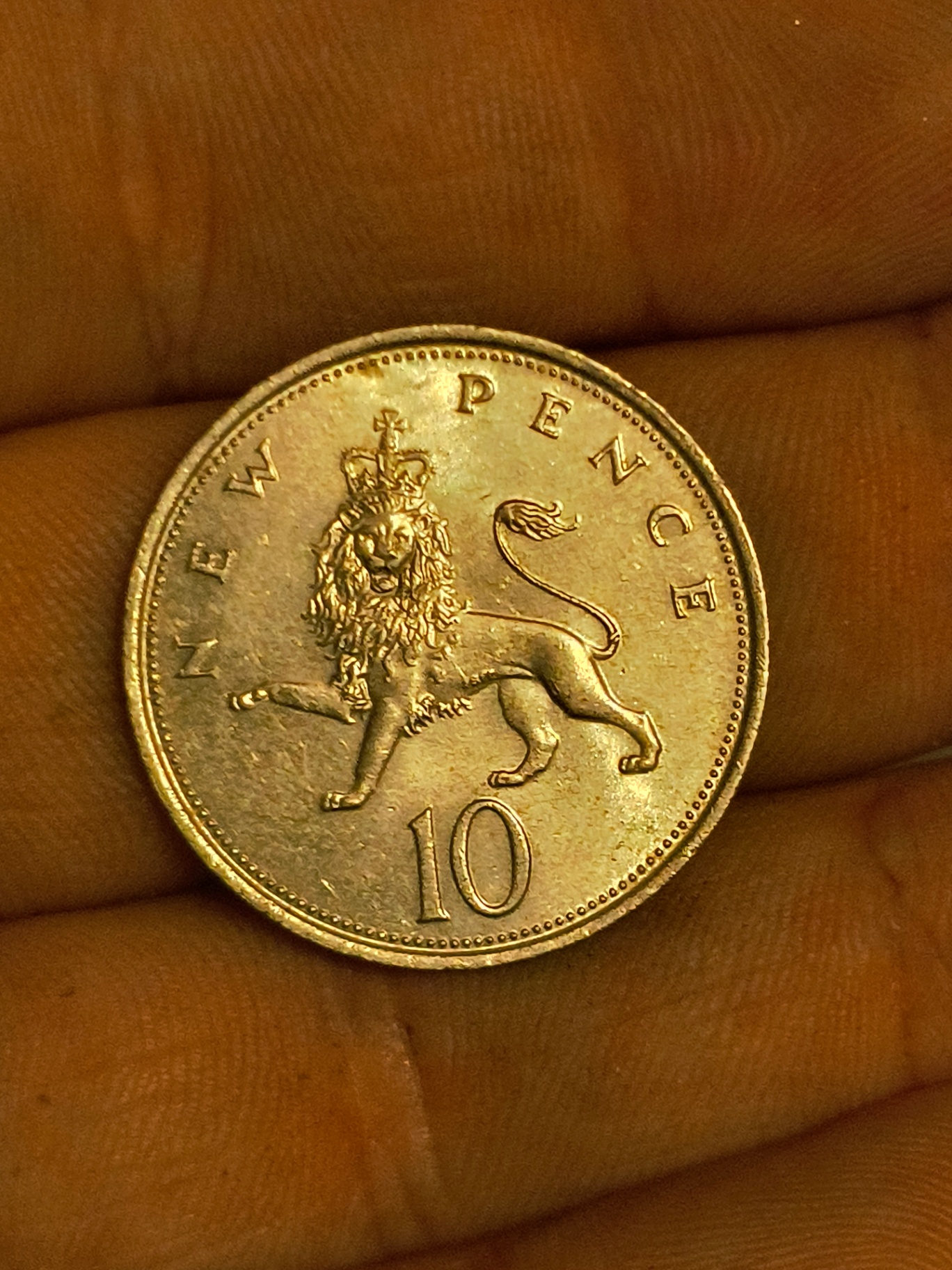 UK ten pence coin with crowned lion and Queen Elizabeth II obverse - image 1 of 2