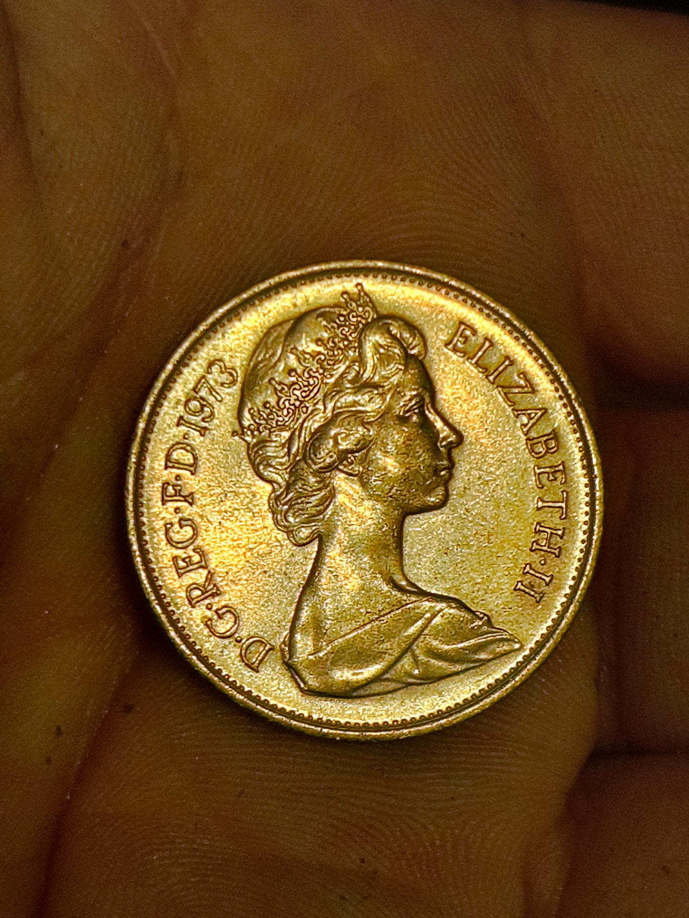 UK ten pence coin with crowned lion and Queen Elizabeth II obverse - image 2 of 2