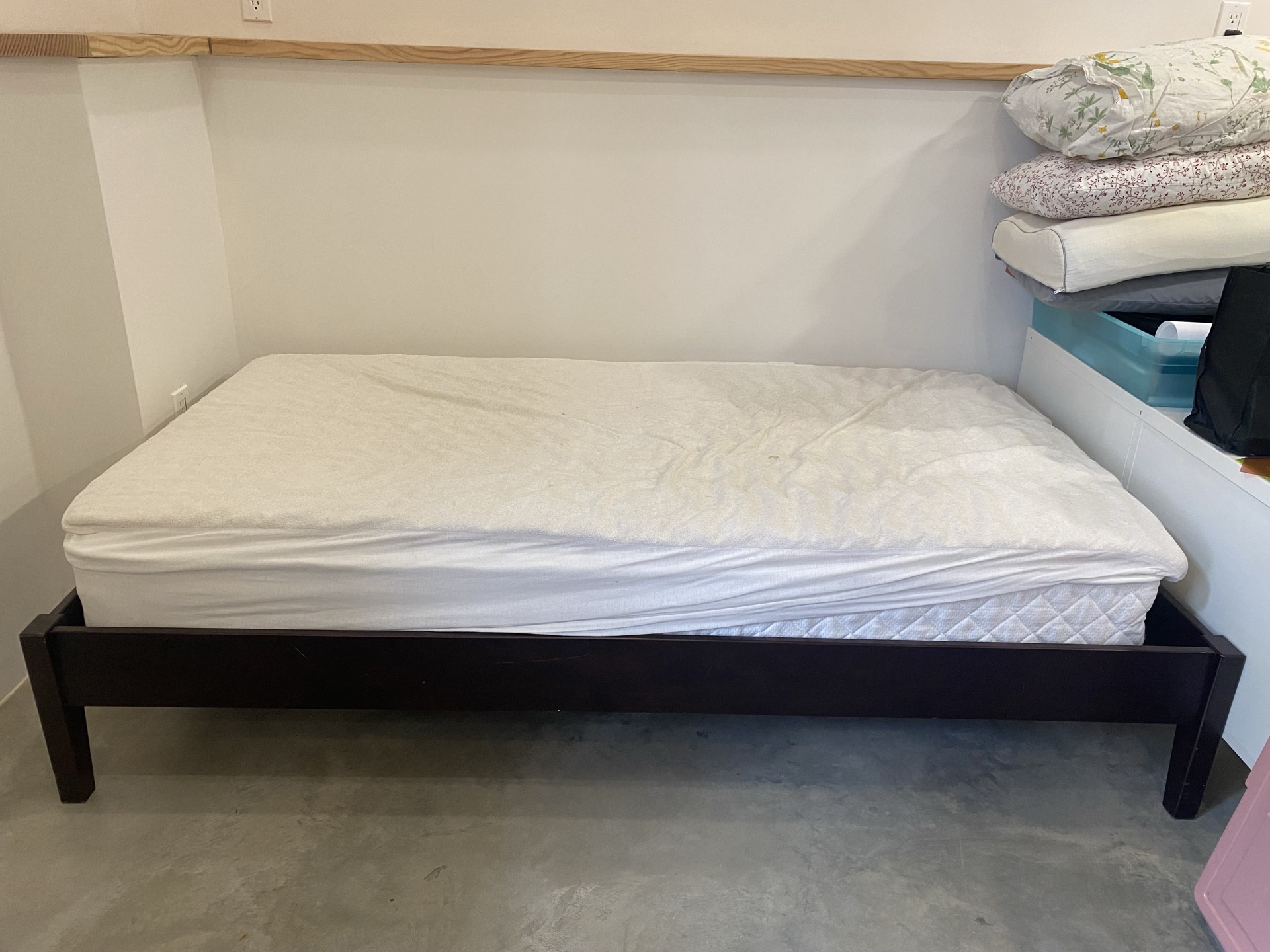 Twin Bed w Mattress - image 1 of 2