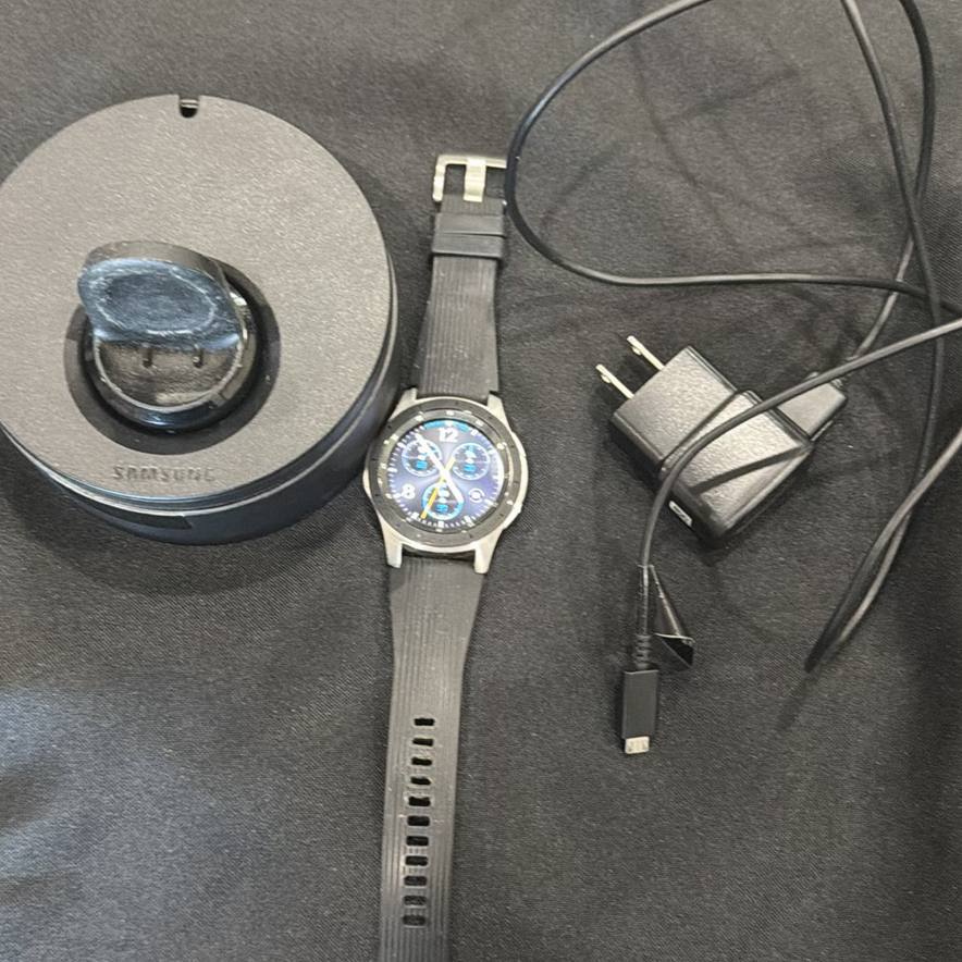 Samsung Galaxy III round smart watch with charging dock and accessories - image 3 of 9