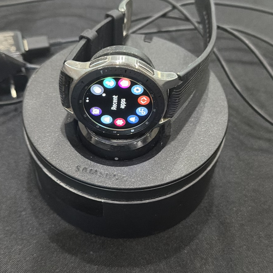 Samsung Galaxy III round smart watch with charging dock and accessories - image 9 of 9