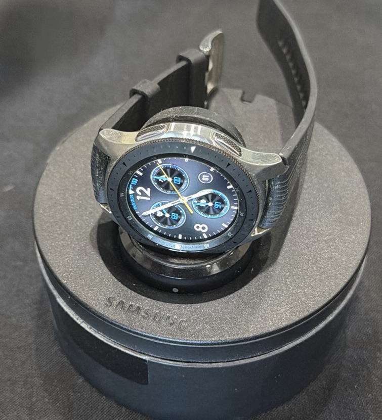 Samsung Galaxy III round smart watch with charging dock and accessories - image 1 of 9