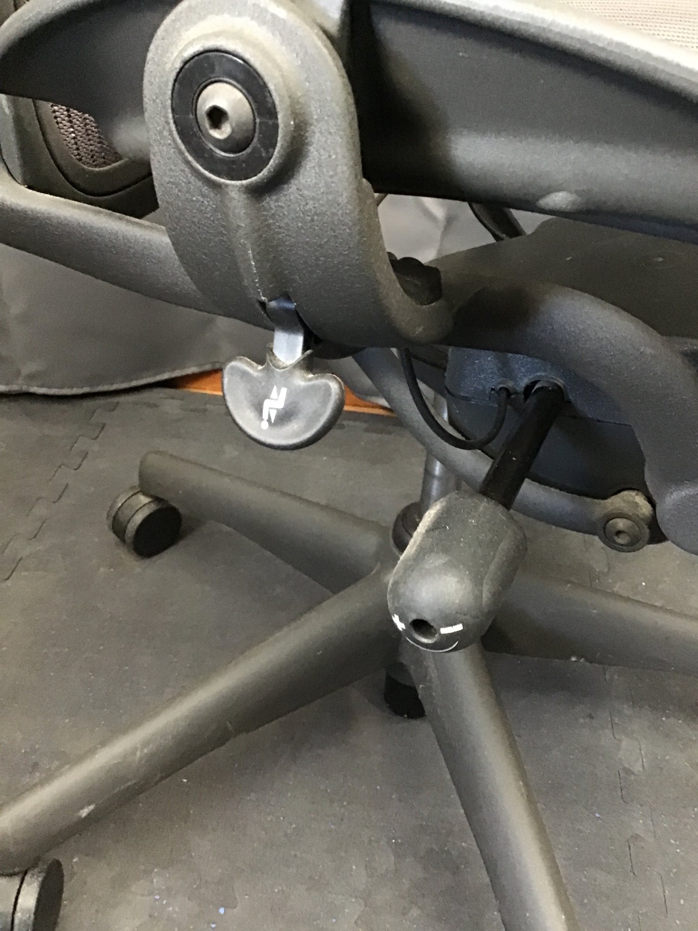 Henry Miller Aeron Office Chairs - image 7 of 8