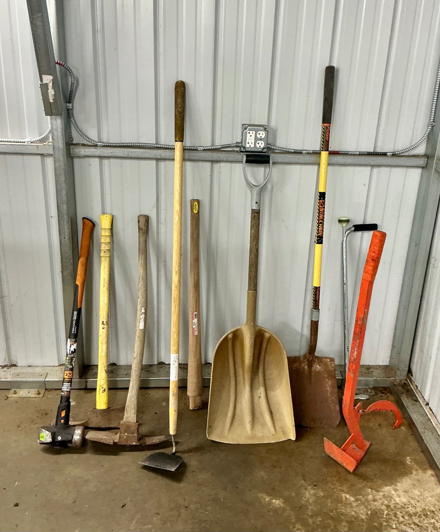 Assorted garden and workshop tools - image 1 of 4