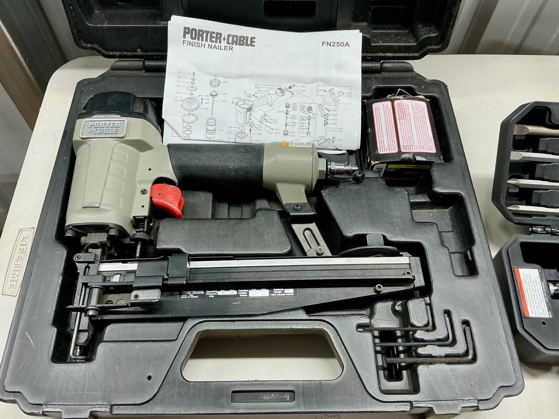 Pneumatic power tools and accessories set - image 4 of 7
