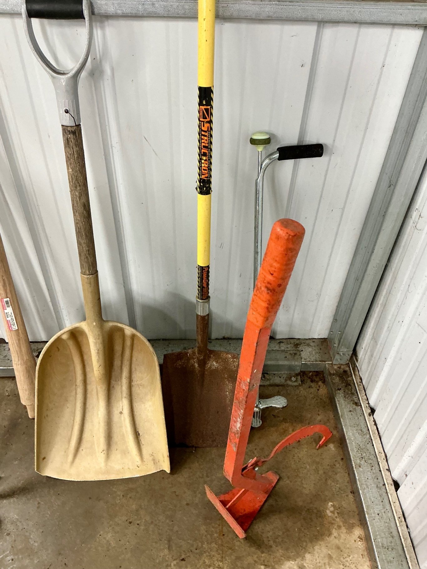 Assorted garden and workshop tools - image 4 of 4