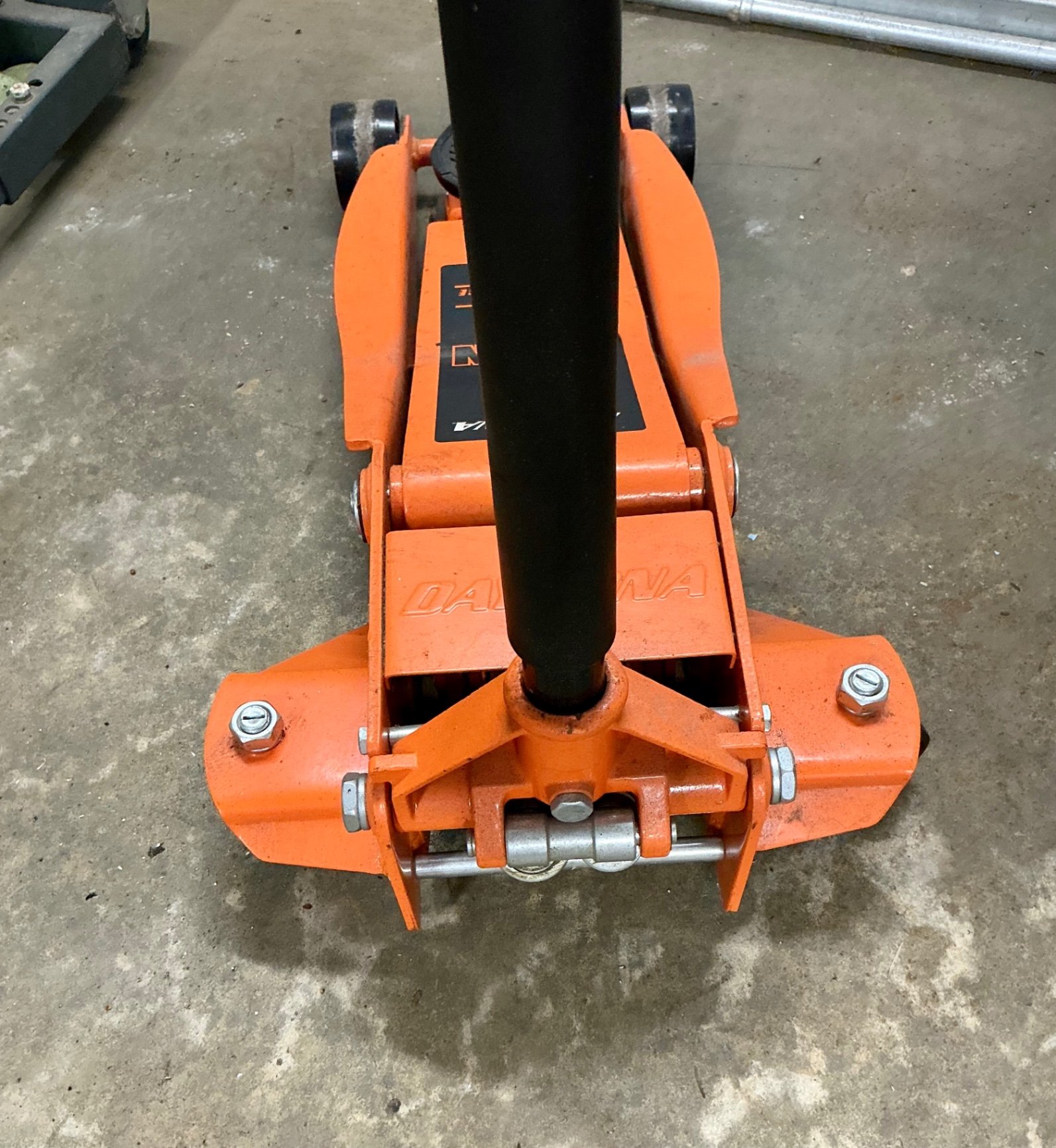 Daytona 4-Ton Heavy-Duty Floor Jack - image 2 of 3