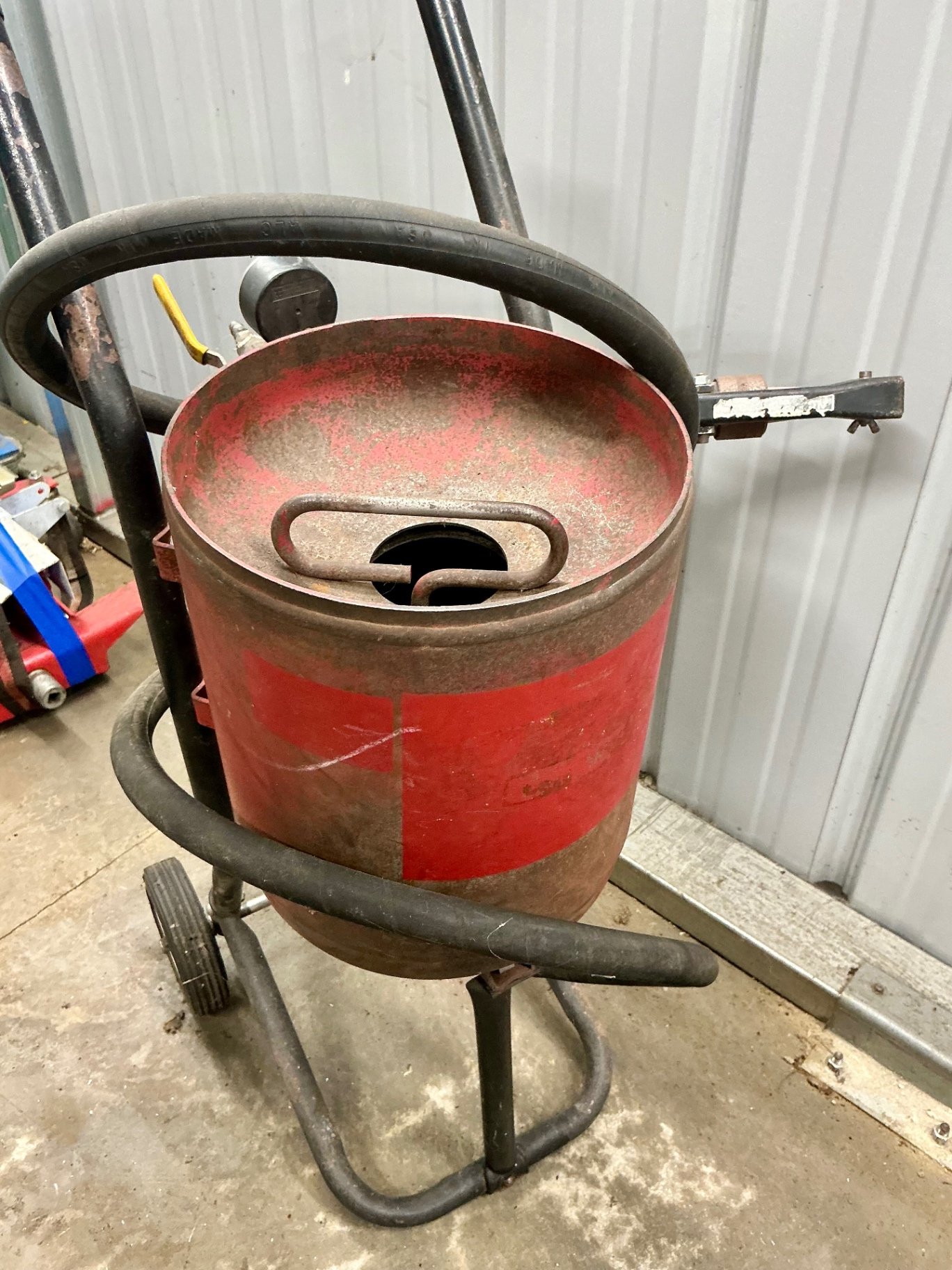 Portable red sand blaster - image 2 of 5