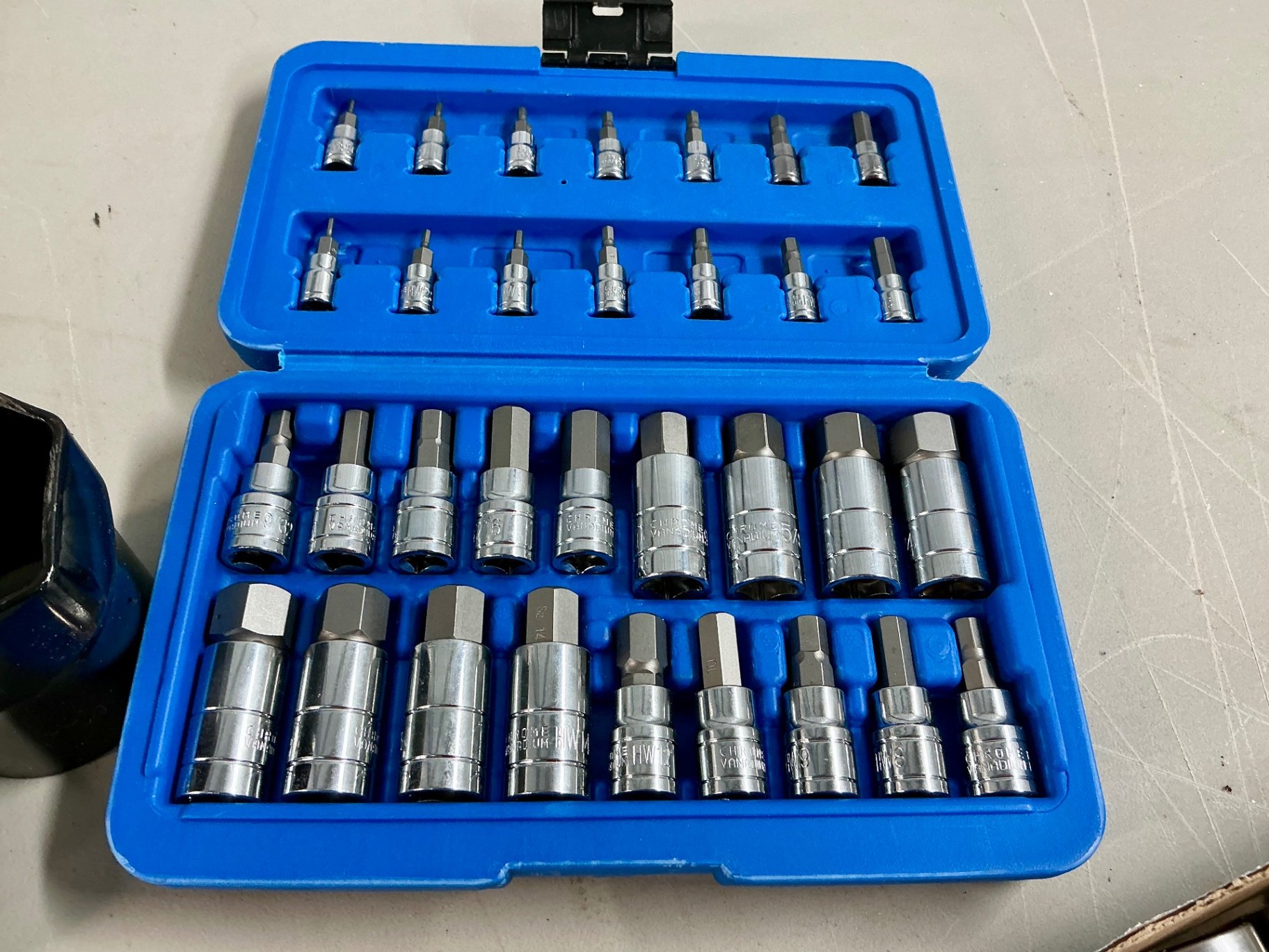 Assorted 3/8-inch drive socket sets and bits - image 5 of 7