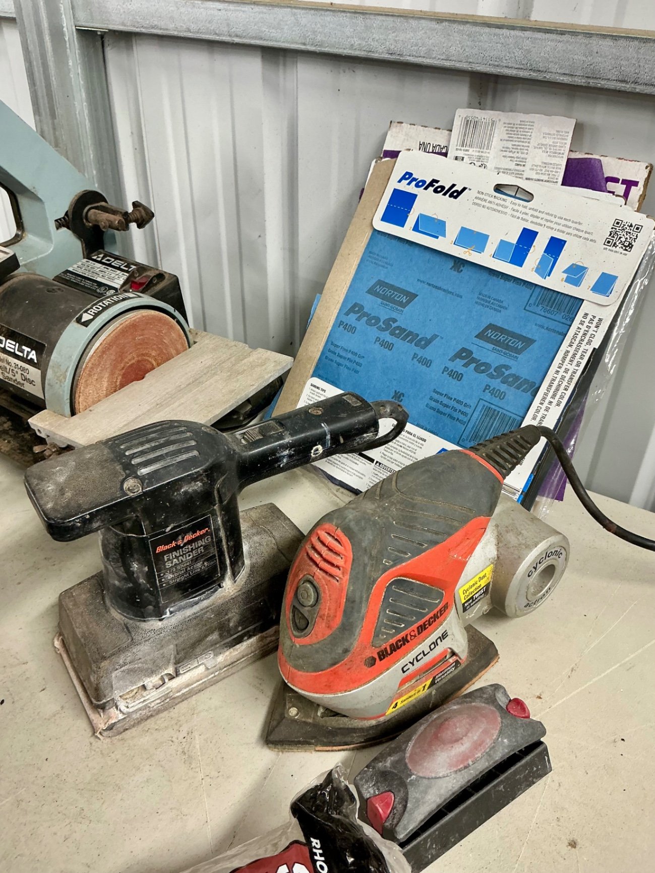 Delta belt/disc sander with assorted sanding discs and power tools - image 4 of 6