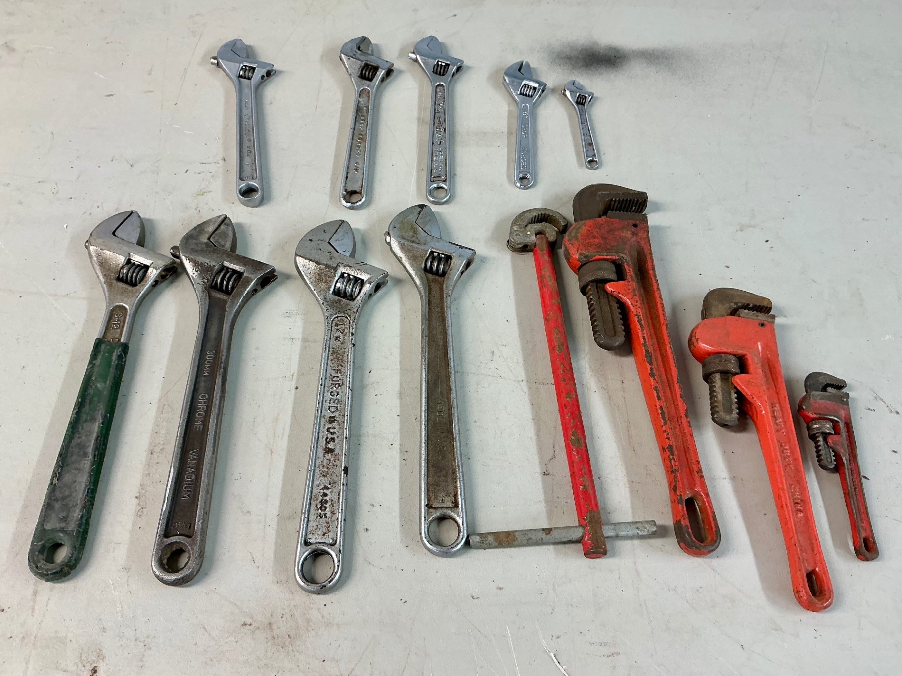 Assorted wrenches and pipe wrenches - image 1 of 4