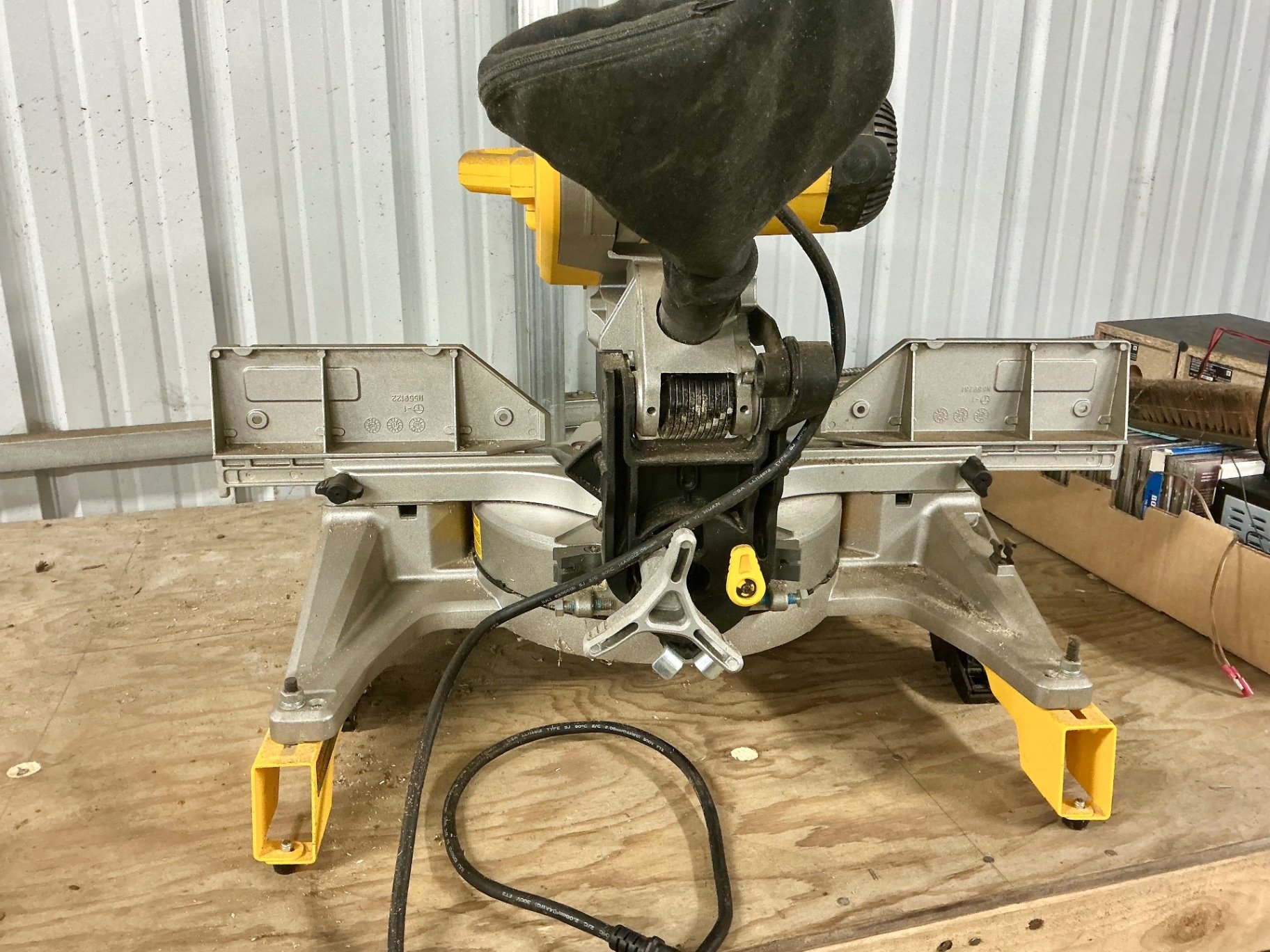 DeWalt 12-inch double-bevel compound miter saw - image 3 of 4