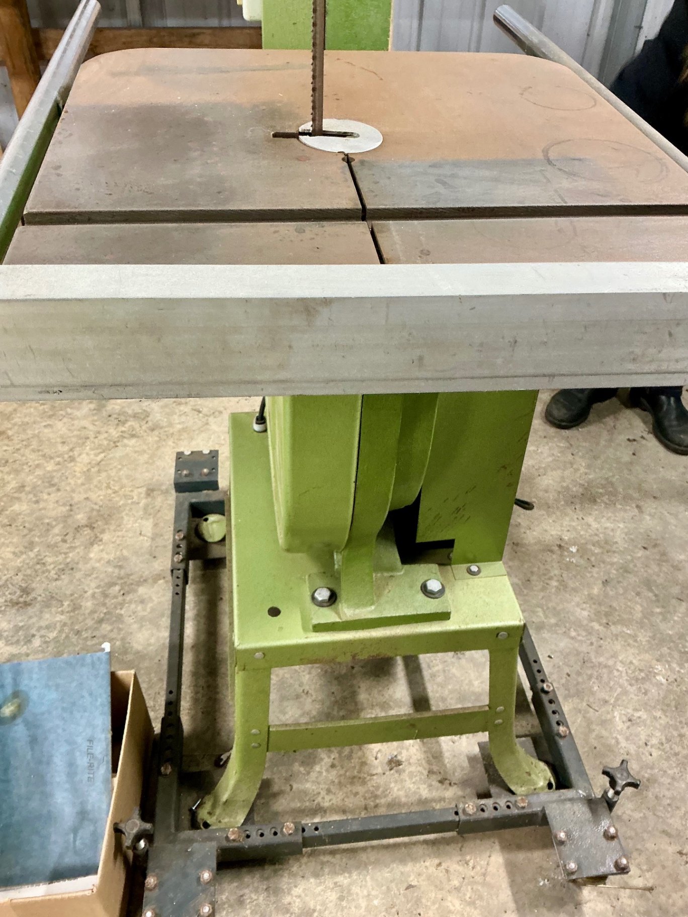 Grizzly 18-Inch Wood Band Saw - image 8 of 11