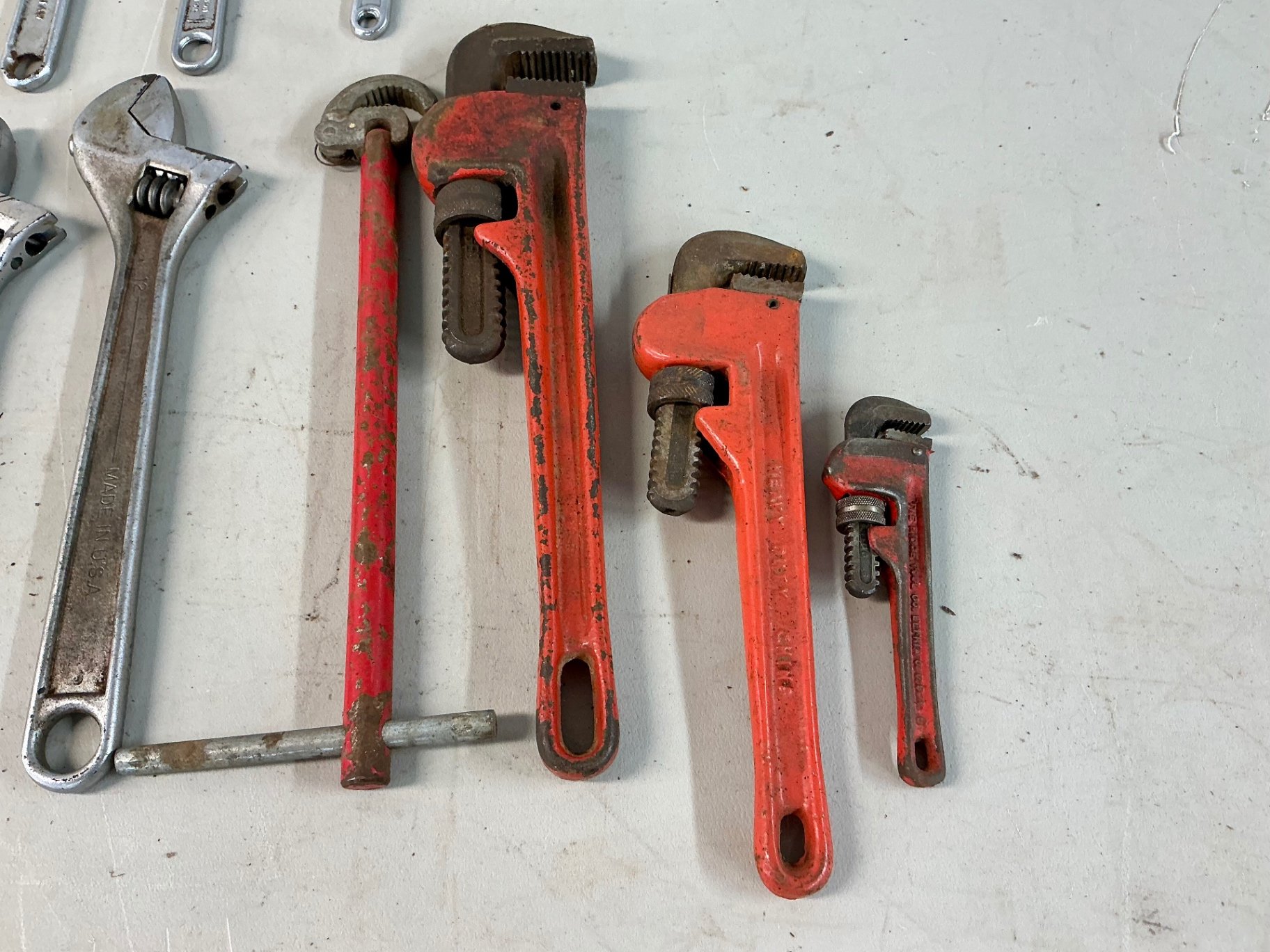 Assorted wrenches and pipe wrenches - image 2 of 4