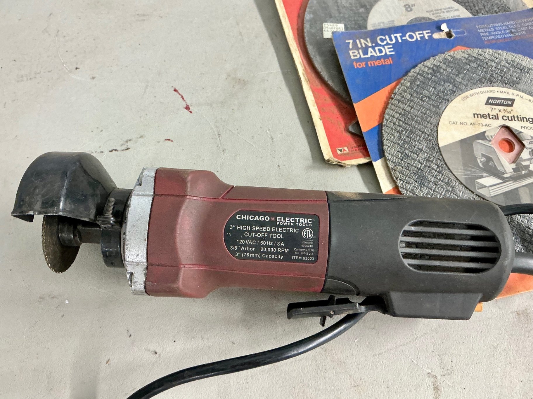 Assorted power tools and cutting blades - image 4 of 6