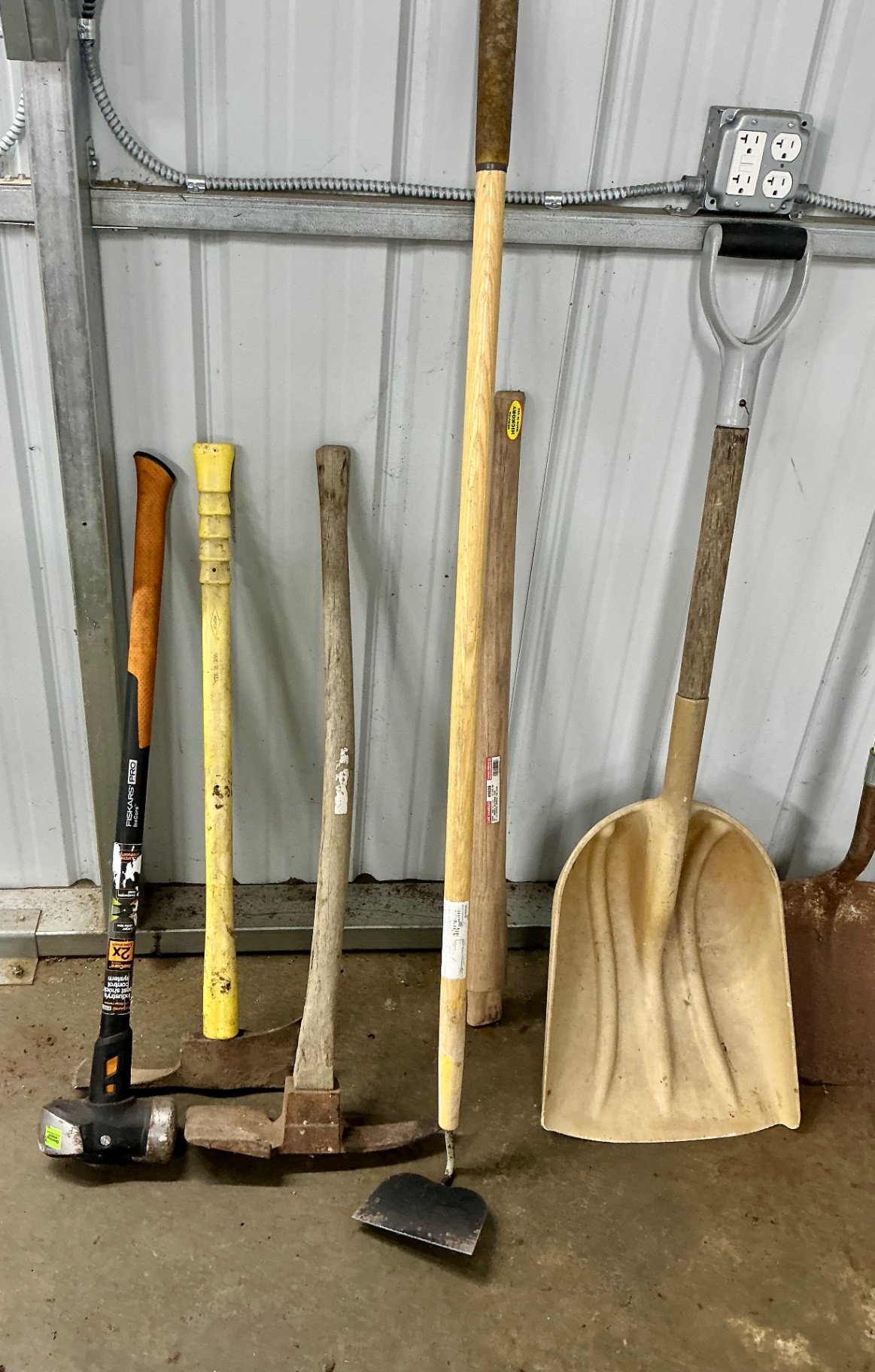 Assorted garden and workshop tools - image 3 of 4
