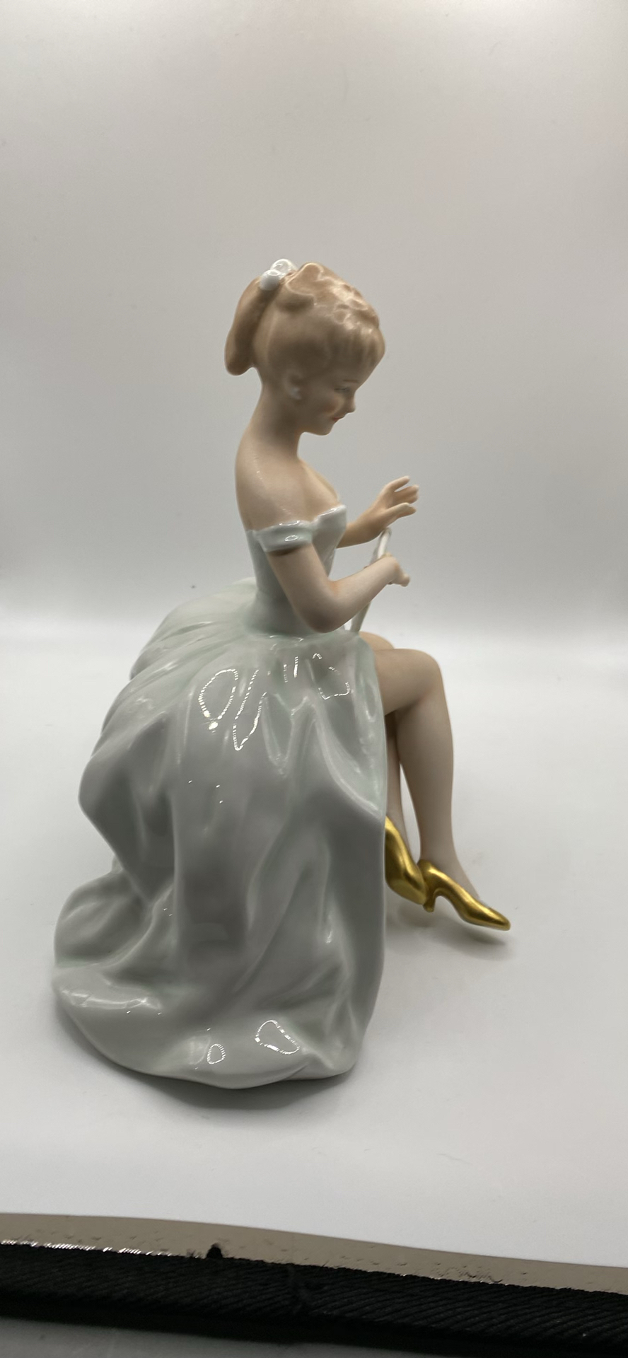 Wallendorf Seated Lady with Fan - image 4 of 6
