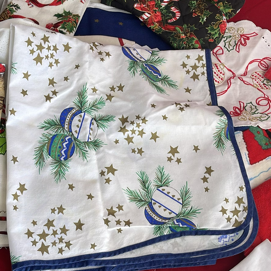 Christmas Vintage Linens - image 4 of 15