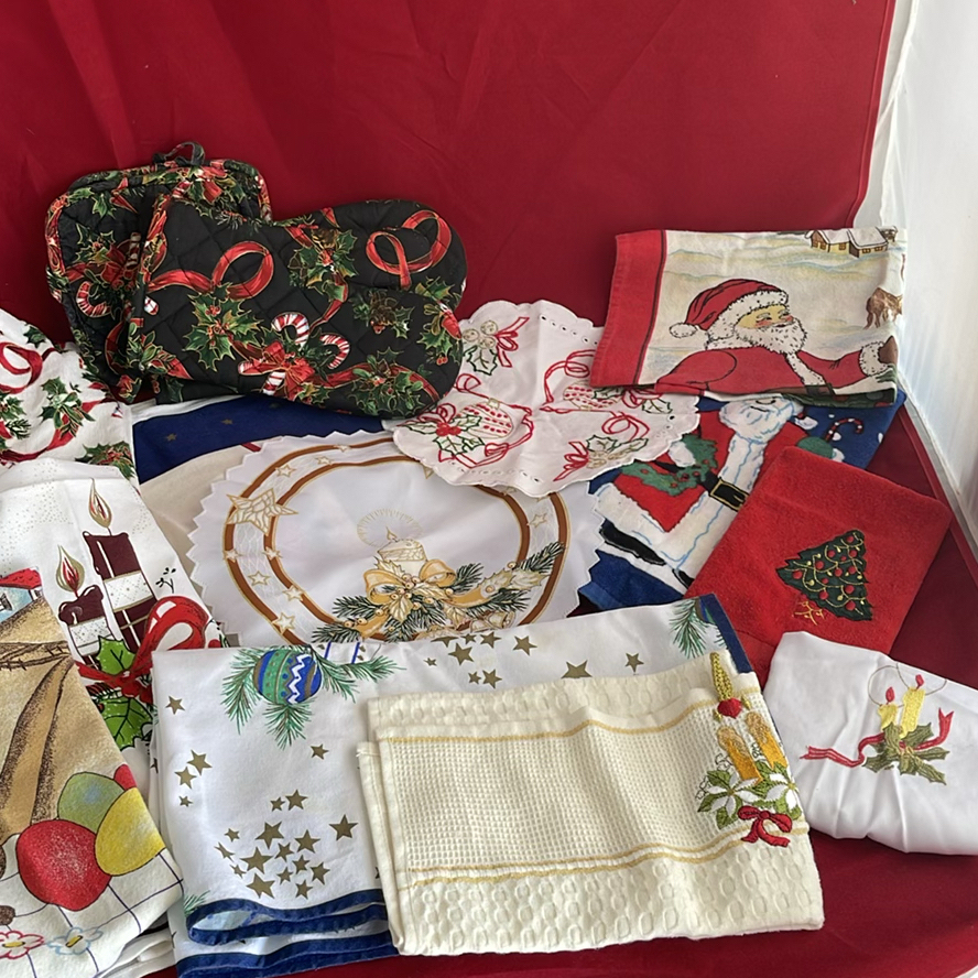 Christmas Vintage Linens - image 2 of 15