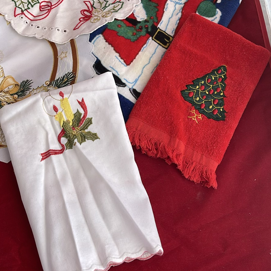 Christmas Vintage Linens - image 5 of 15