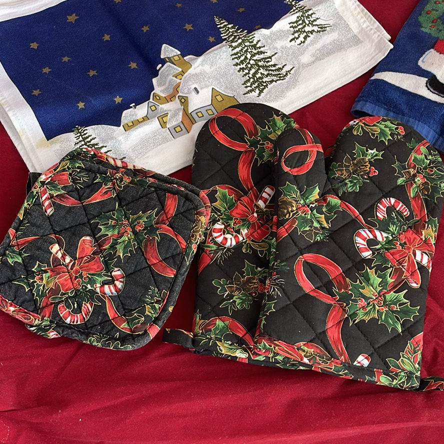Christmas Vintage Linens - image 11 of 15