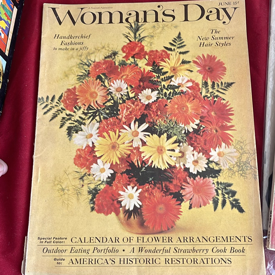 Expo 67 Book, Poster And Other Vintage Magazines And Newspapers, Plus Slides - image 21 of 27