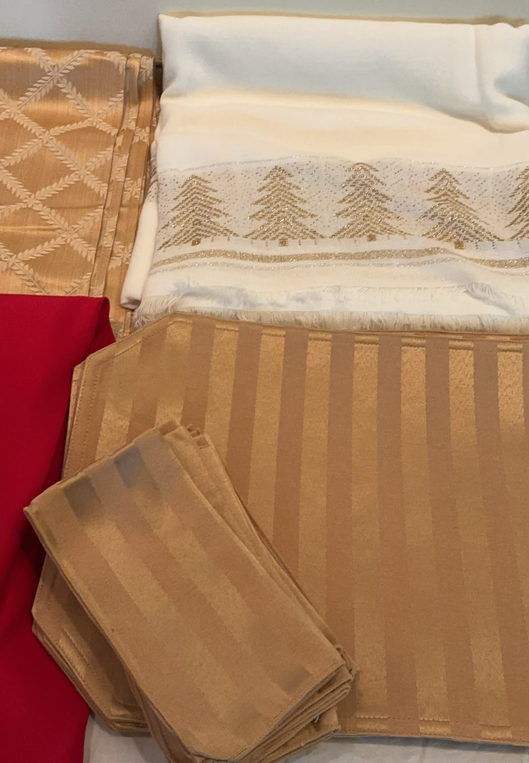 Red And Gold Table Linens - image 2 of 6