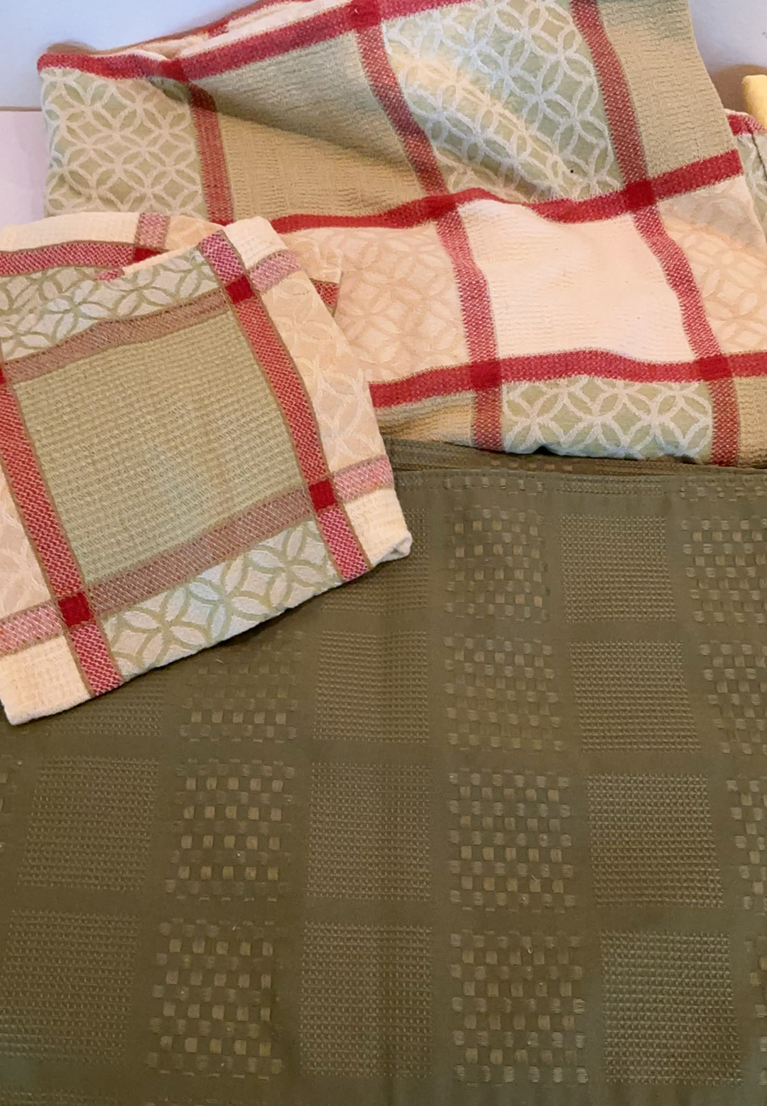 Colorful Table Linens - image 1 of 10
