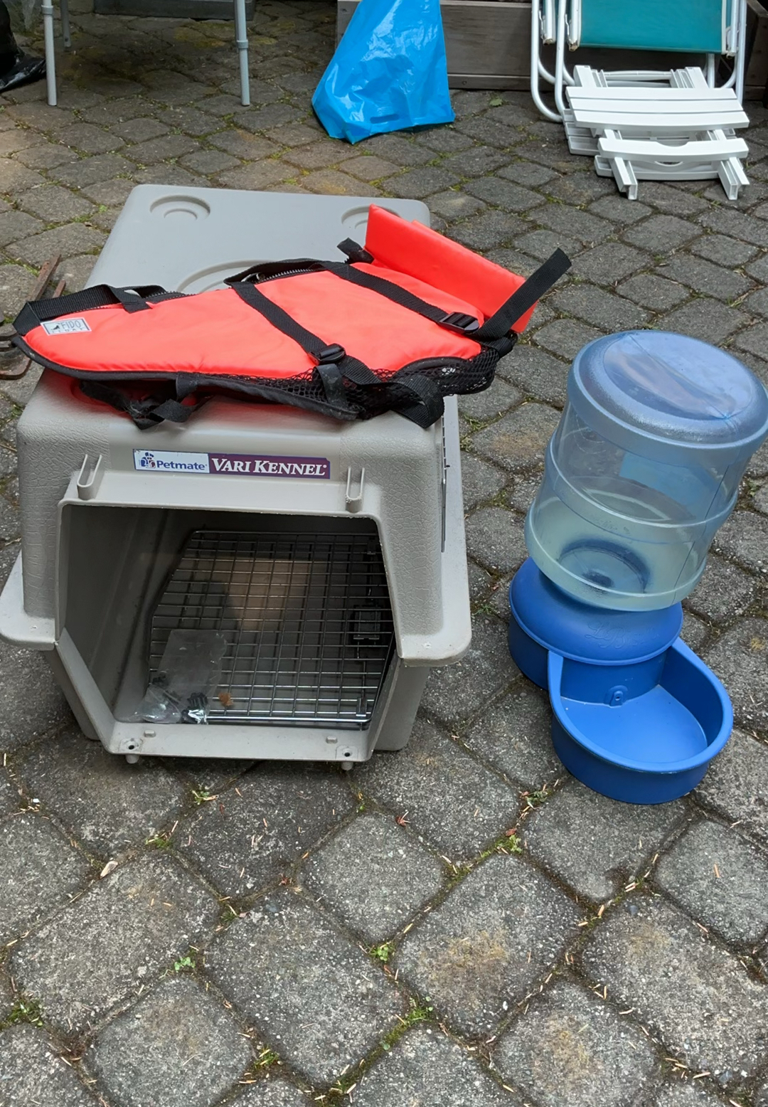 Pet supplies: dog crate, life jacket, water dispenser, and tent bed - image 1 of 9