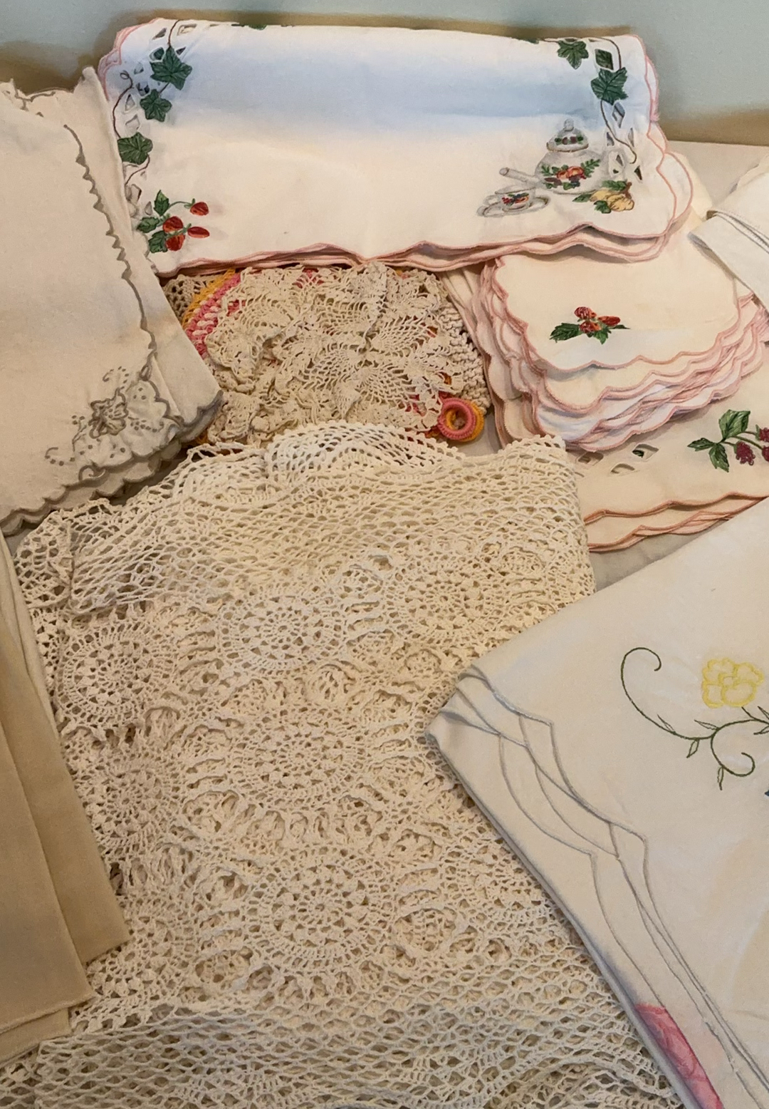 Vintage Table Linens - image 2 of 5