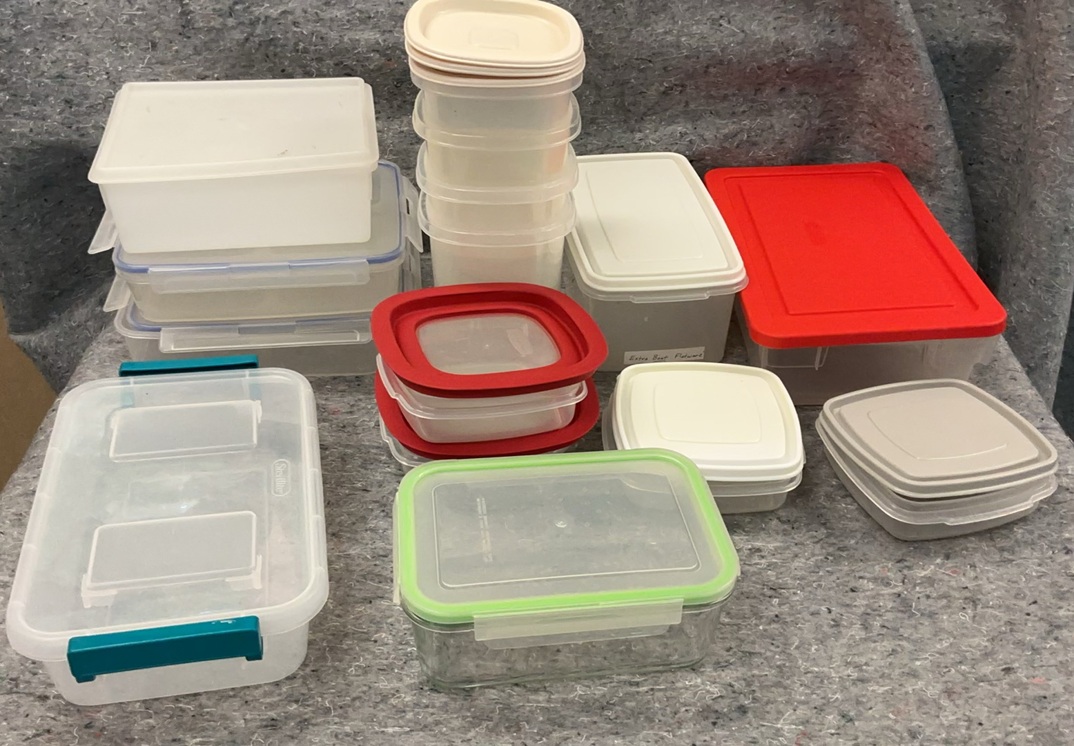 Assorted Rubbermaid and Snapware plastic storage containers  lids - image 4 of 7