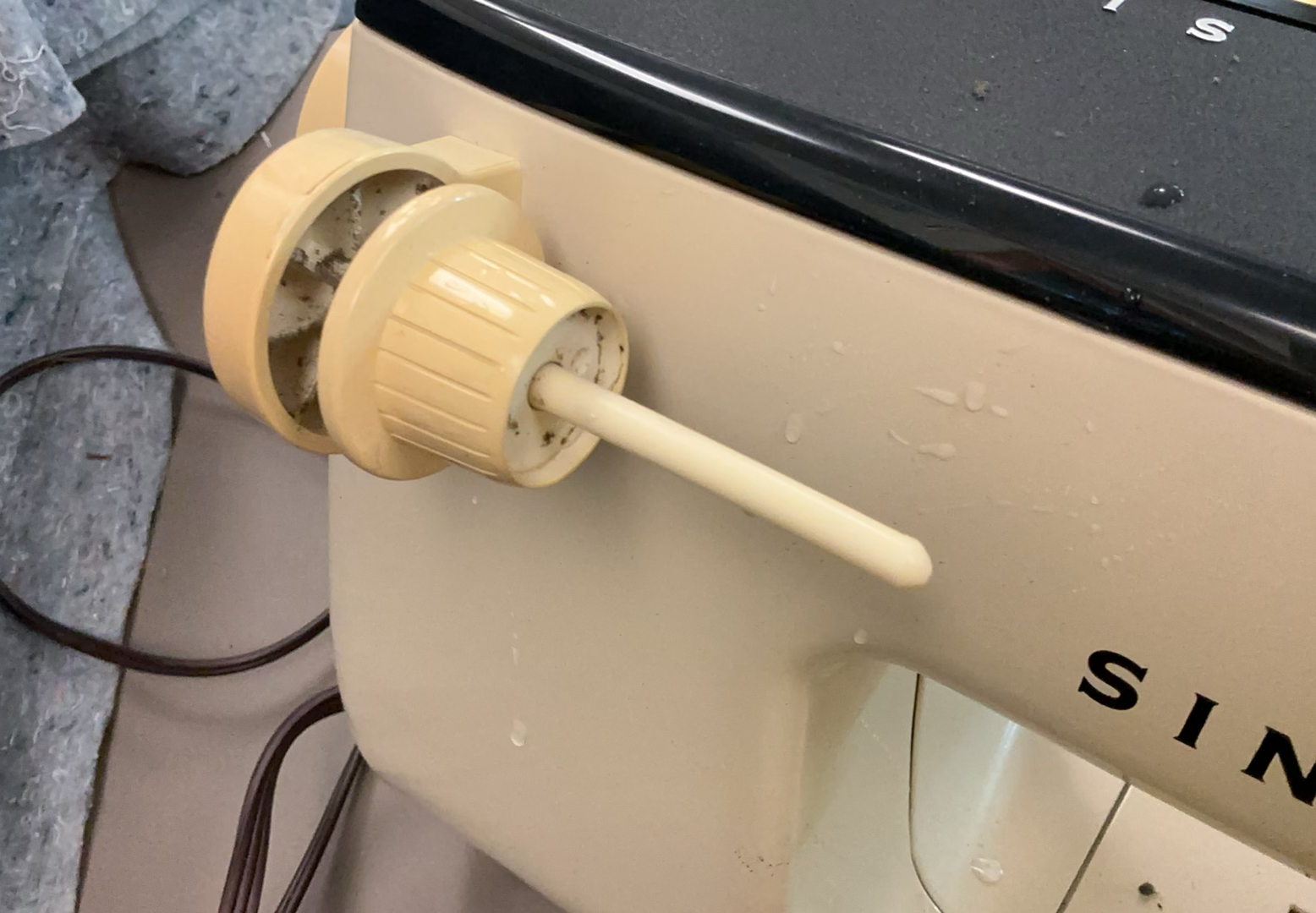 Singer Athena 2000 Sewing Machine 1975 - image 4 of 9