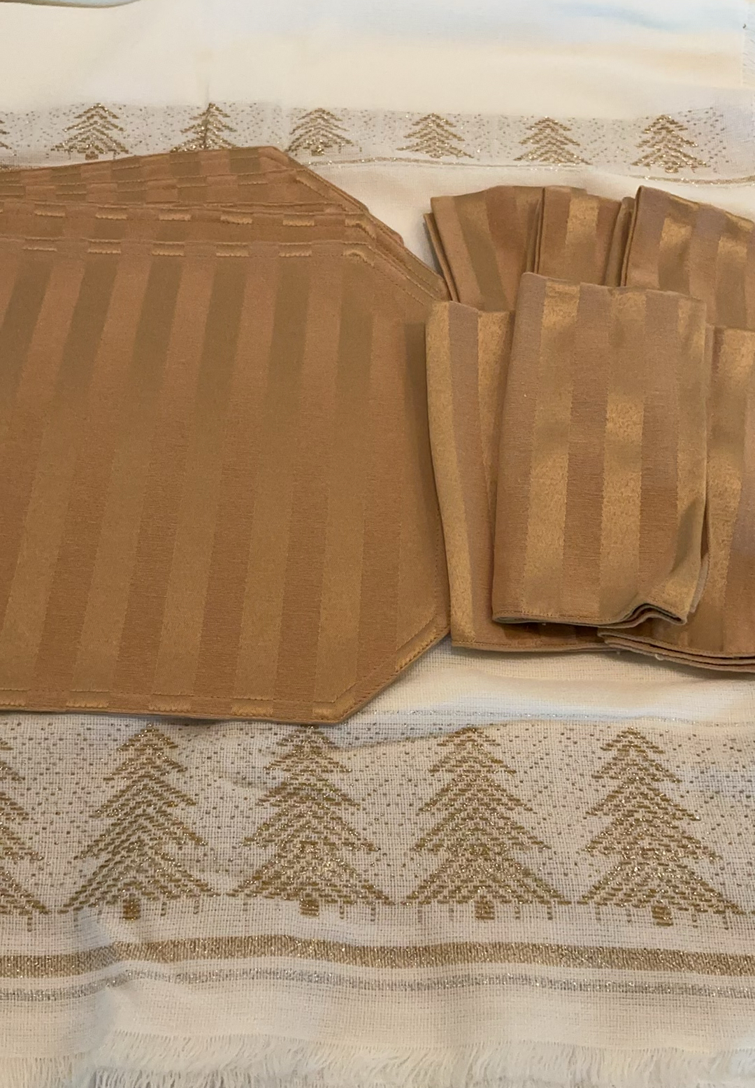 Red And Gold Table Linens - image 6 of 6