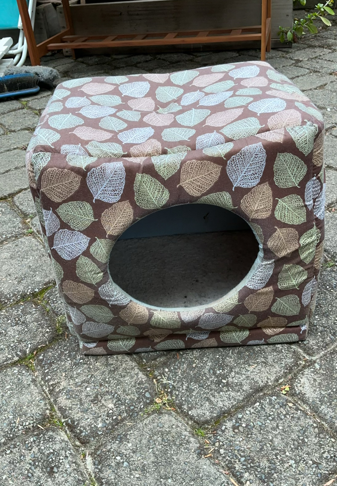 Cat care items bundle: carriers, litter box, litter, cat house, and mats - image 2 of 8