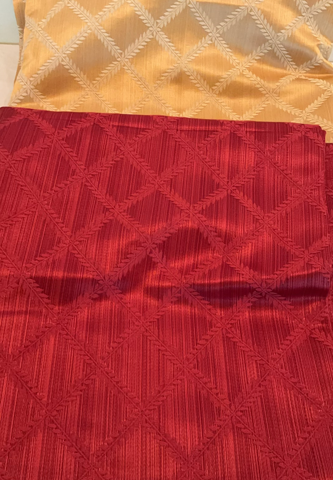 Red And Gold Table Linens - image 4 of 6