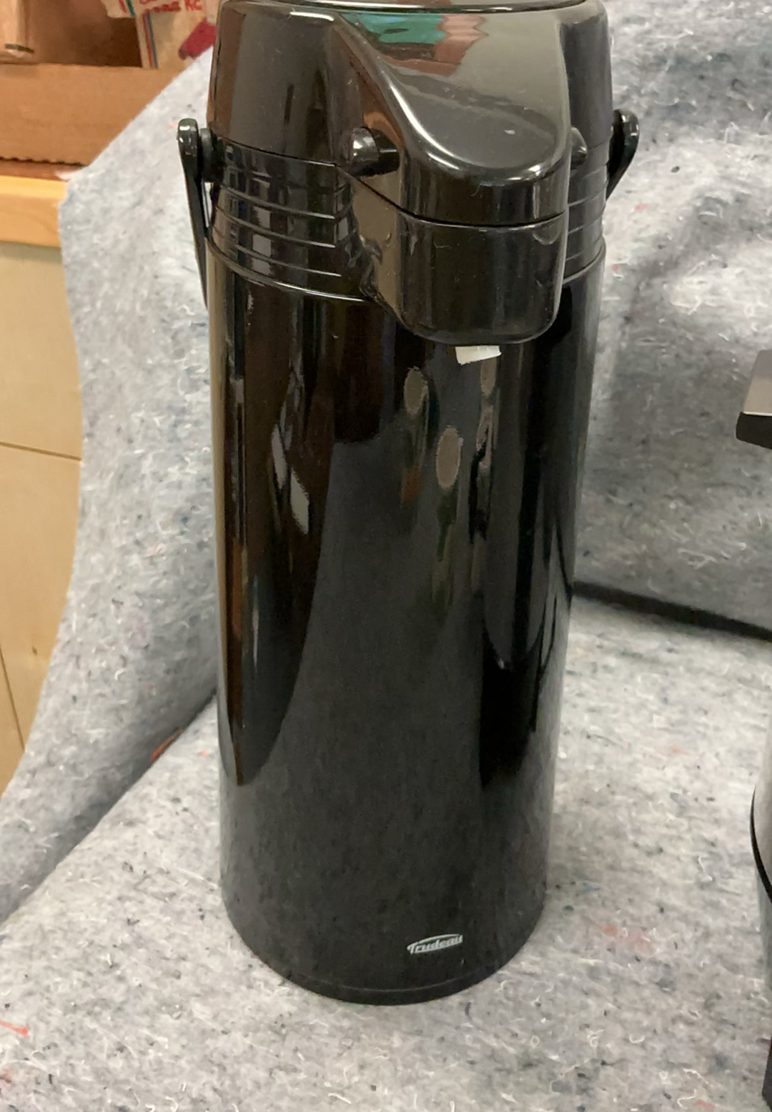 Three beverage urns with fruit-pattern mugs - image 2 of 6