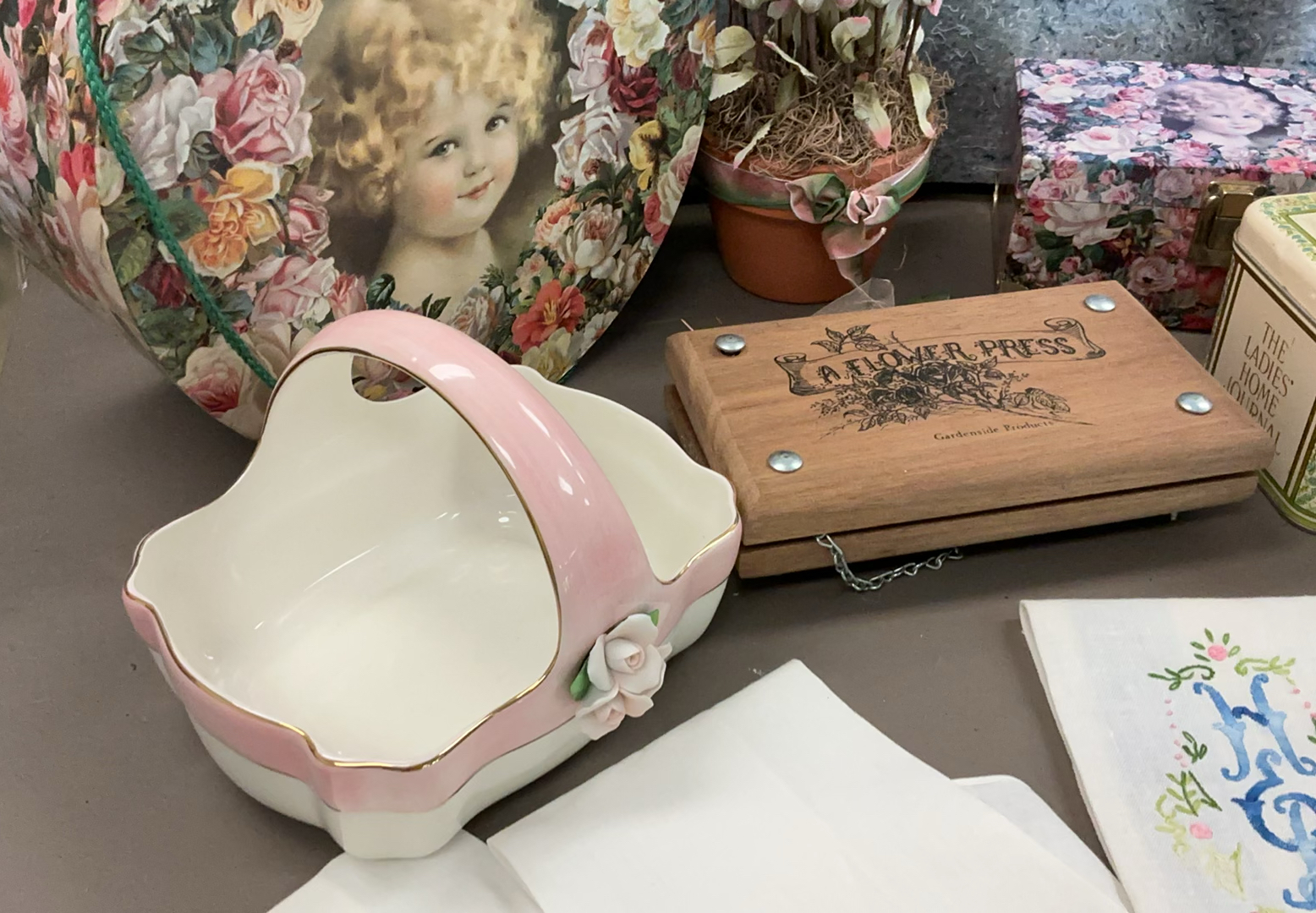 Floral-themed home decor and linens collection - image 5 of 7