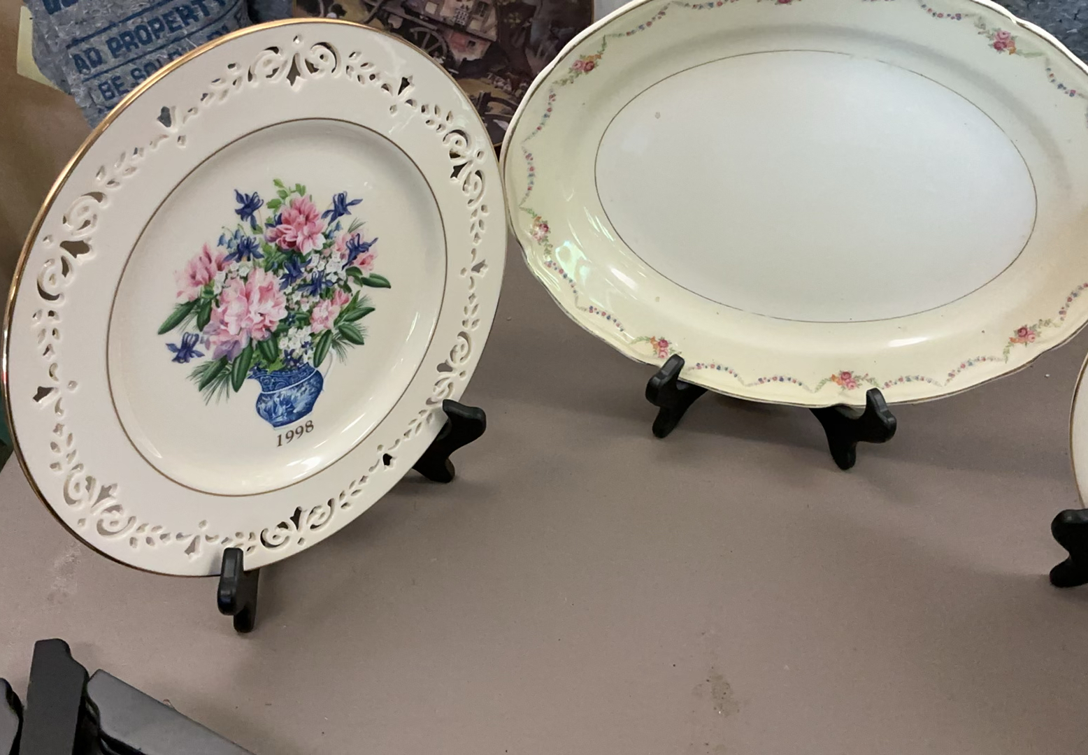 Assorted decorative porcelain plates with Currier & Ives and other motifs - image 11 of 20