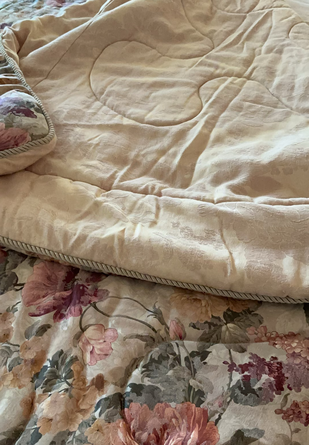 Floral King Sized Comforter, Bedskirt And Mattress Cover - image 3 of 6