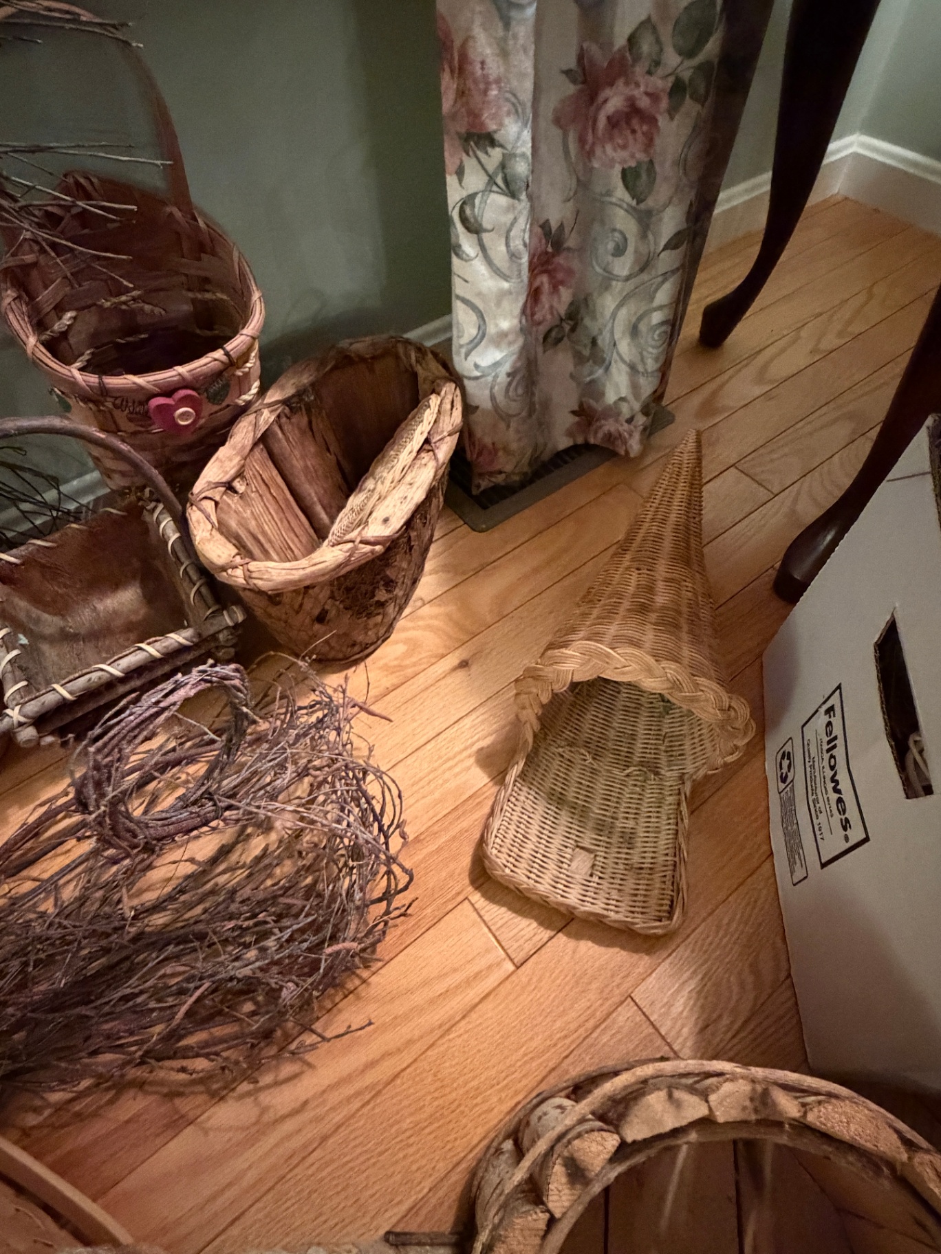 Large Lot of Baskets and Wreaths - image 3 of 9