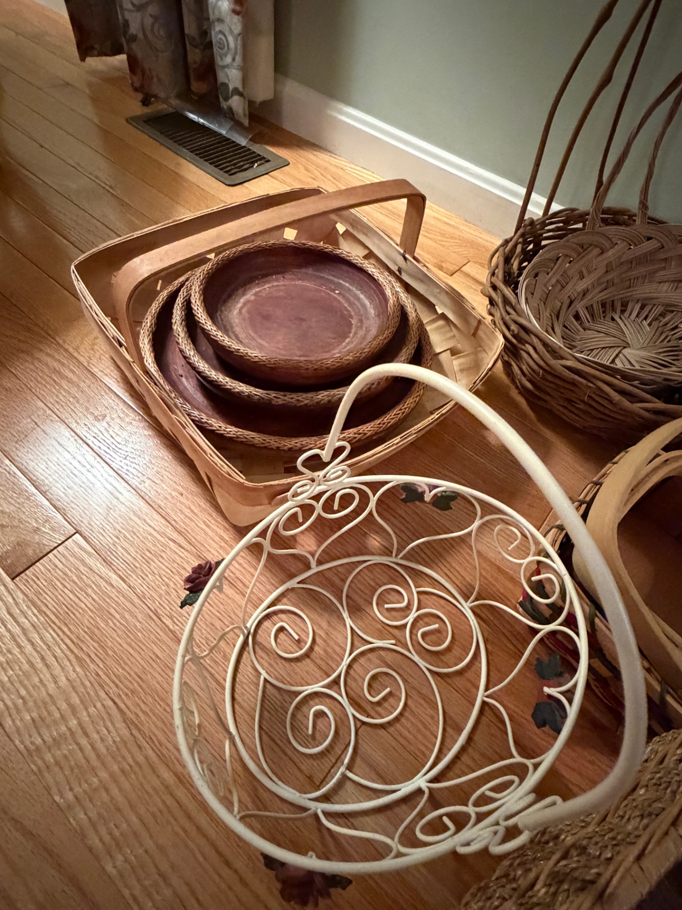 Large Lot of Baskets and Wreaths - image 6 of 9