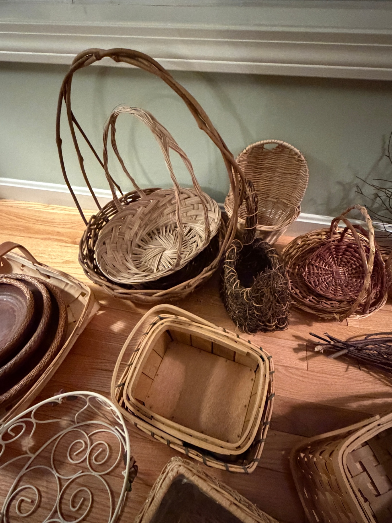 Large Lot of Baskets and Wreaths - image 5 of 9