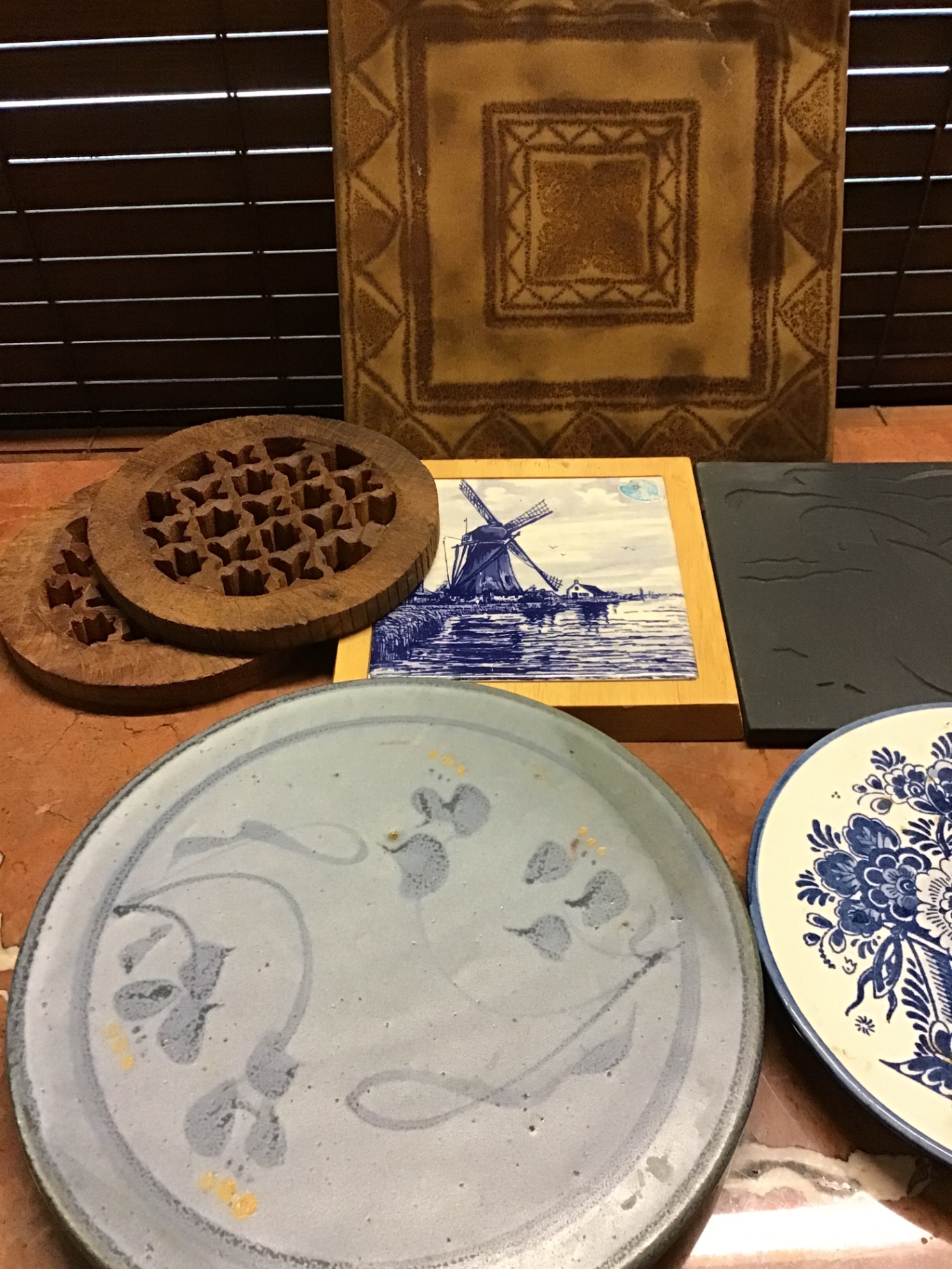 Blue-and-white plates, decorative tiles, and a wooden trivet - image 2 of 3