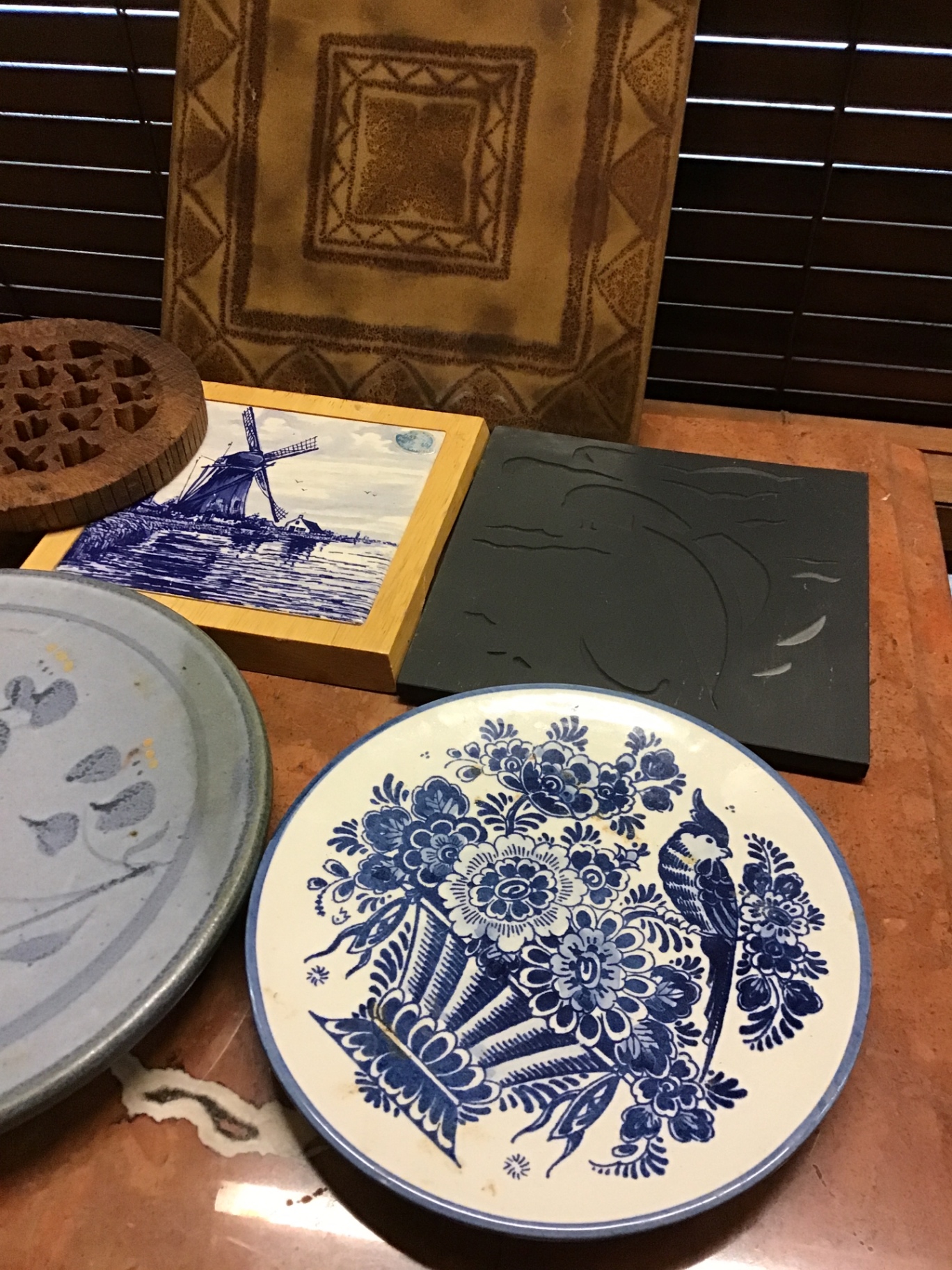 Blue-and-white plates, decorative tiles, and a wooden trivet - image 3 of 3