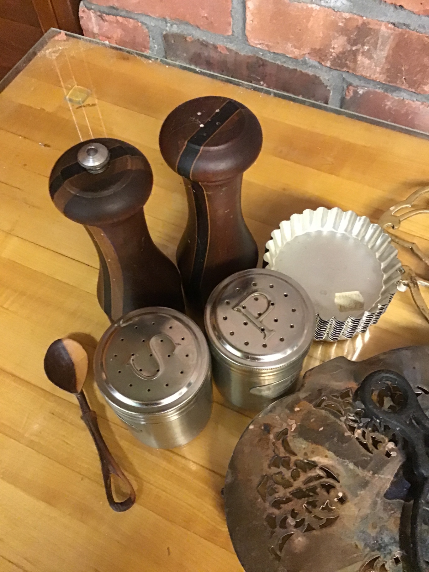 Assorted vintage kitchenware and decorative metal items - image 1 of 2