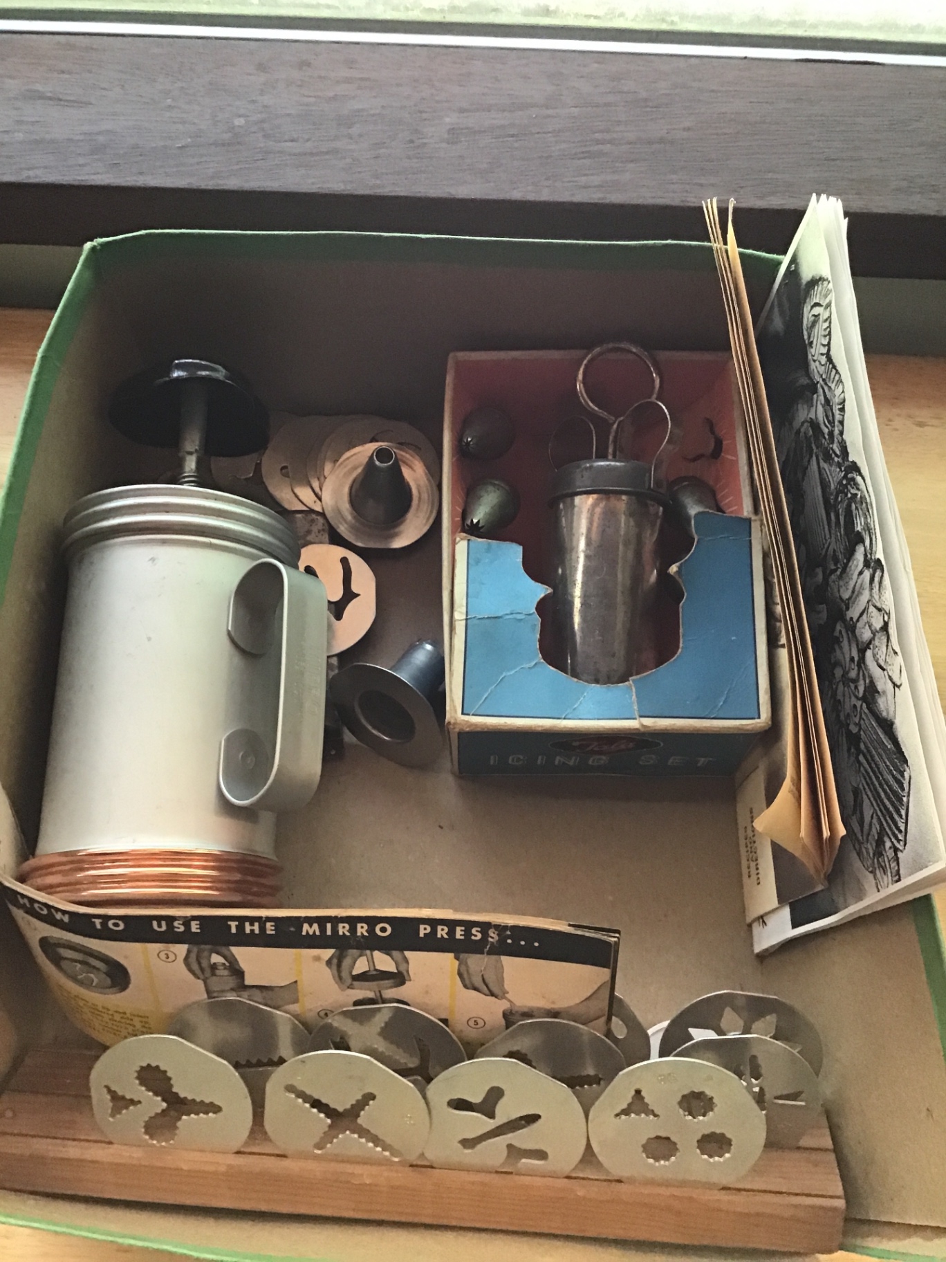Vintage cookie presses and disc set - image 4 of 4