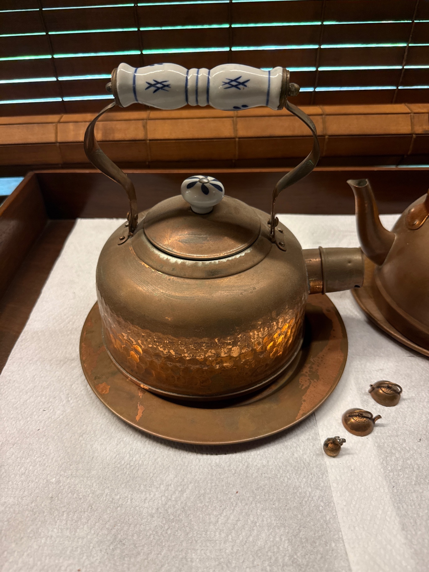 Pair of copper kettles with ceramic-handled lids - image 2 of 4