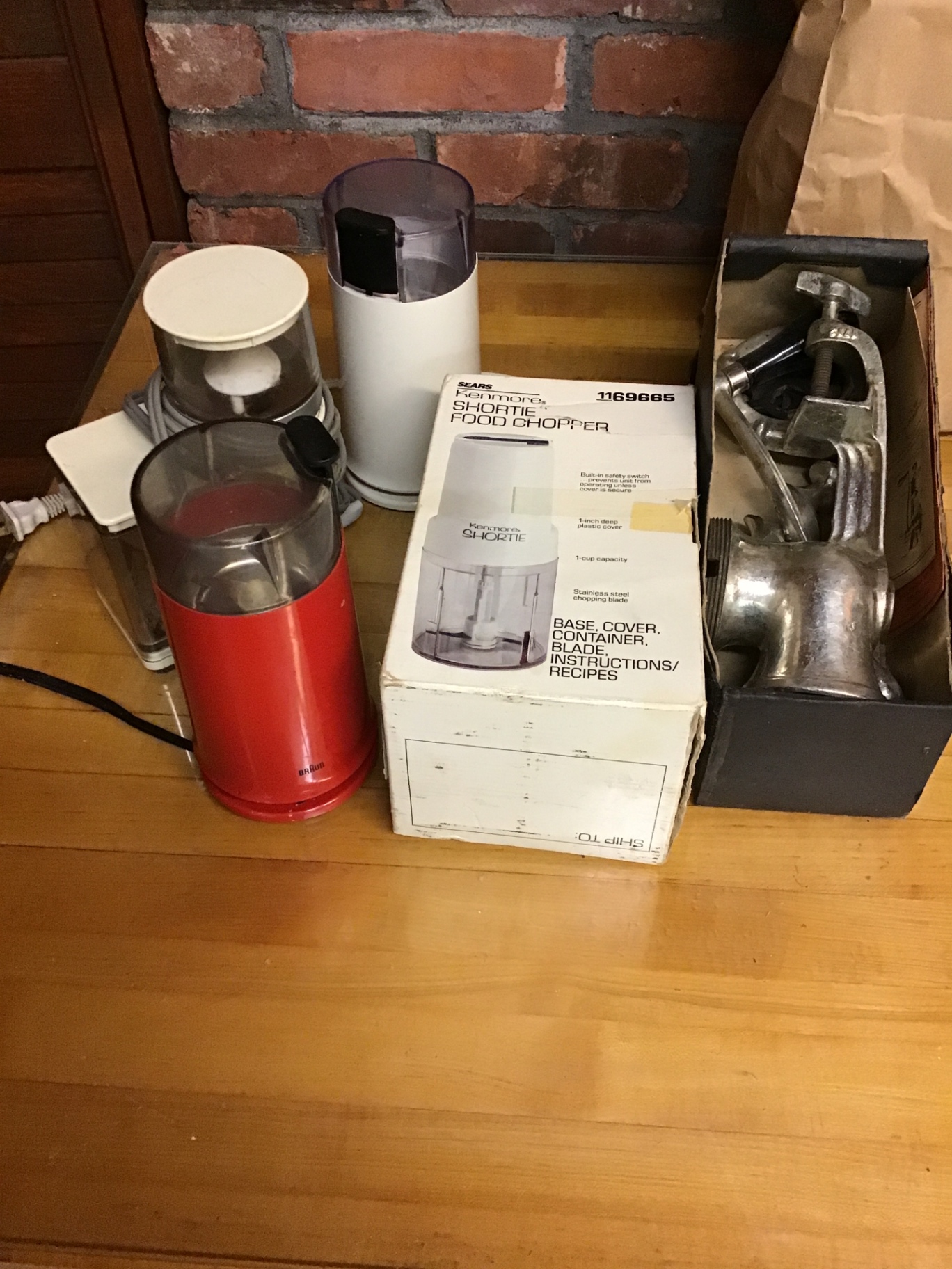Assorted kitchen appliances and manual meat grinder - image 1 of 1