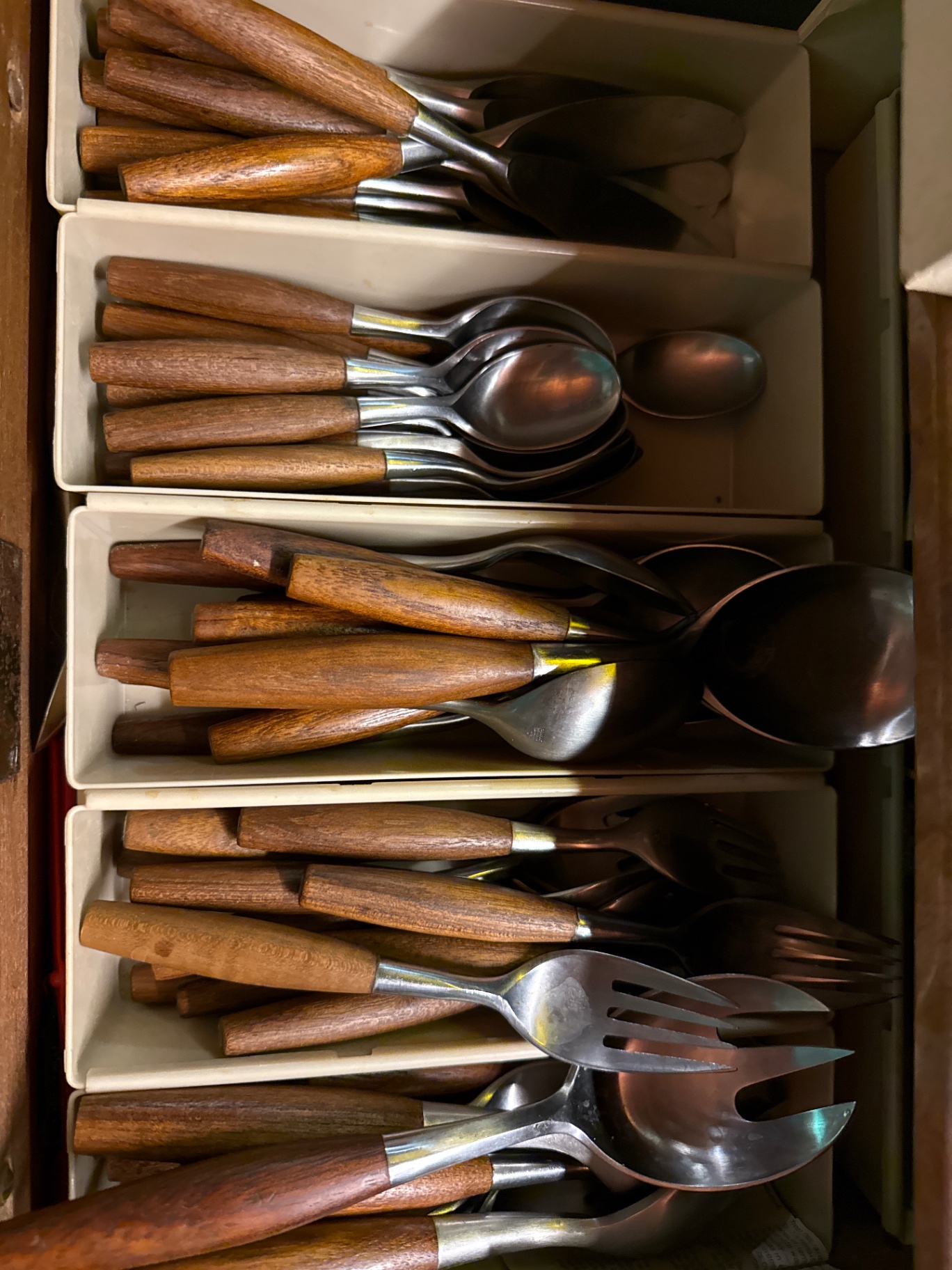 Wooden-handled cutlery set - image 1 of 3